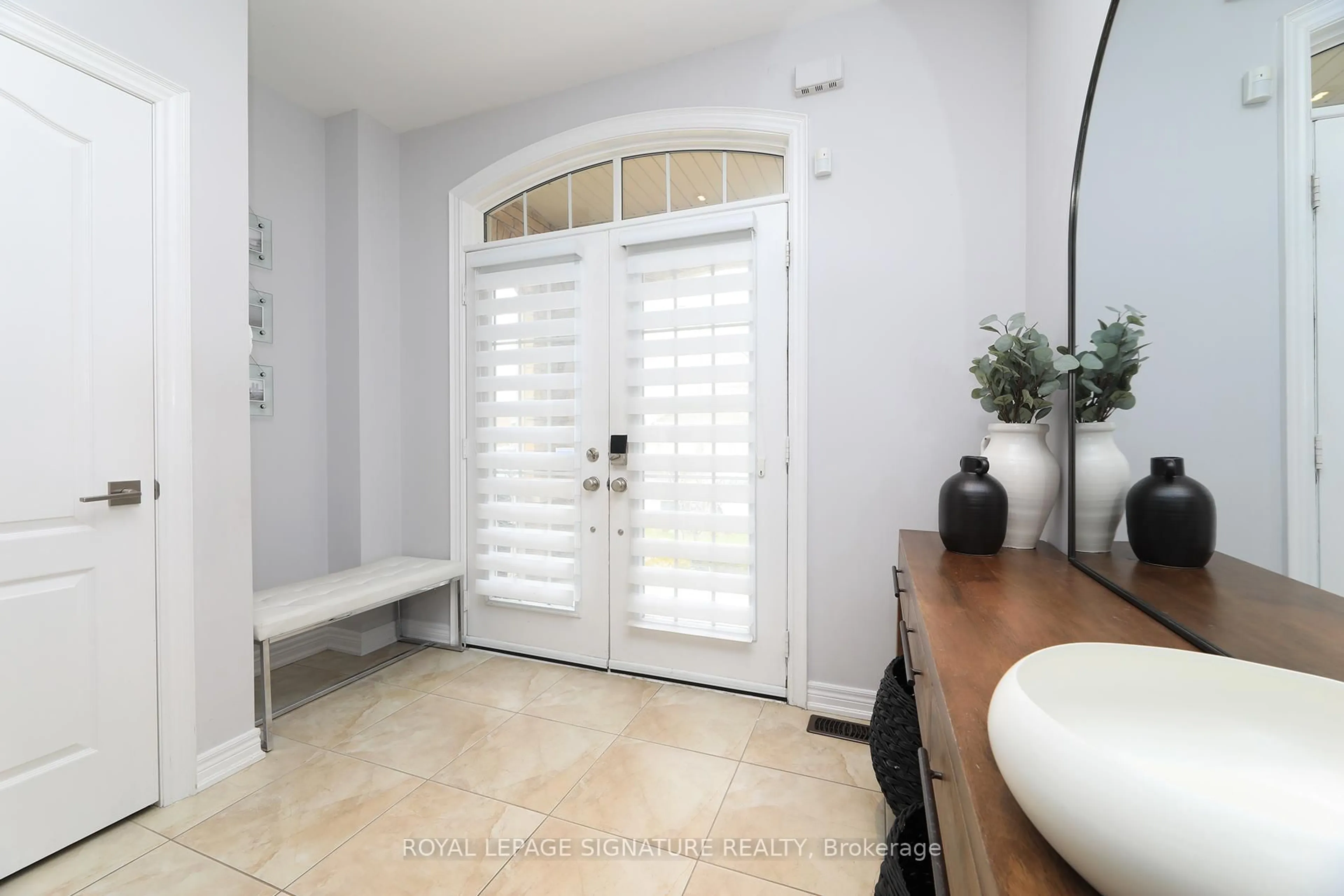 Indoor entryway for 17 Southvale Dr, Vaughan Ontario L6A 0X2