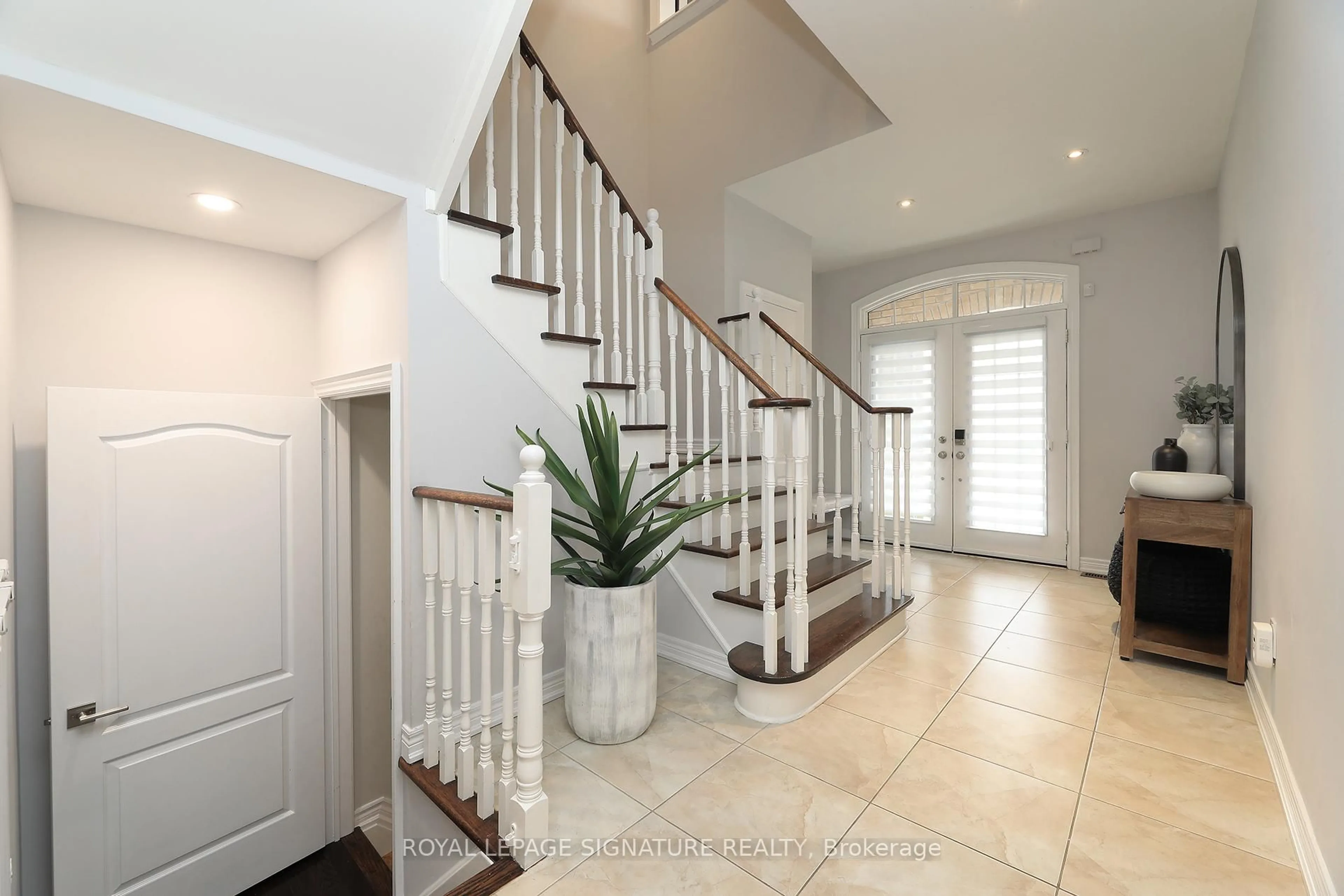 Indoor entryway for 17 Southvale Dr, Vaughan Ontario L6A 0X2