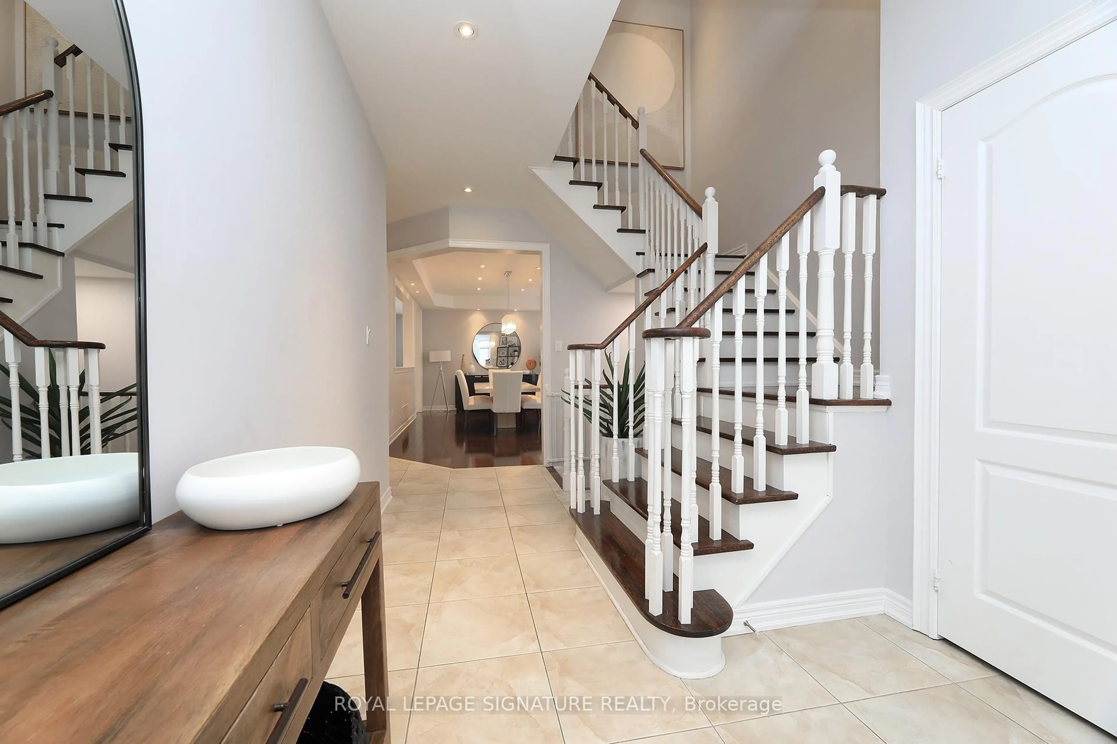 Indoor entryway for 17 Southvale Dr, Vaughan Ontario L6A 0X2