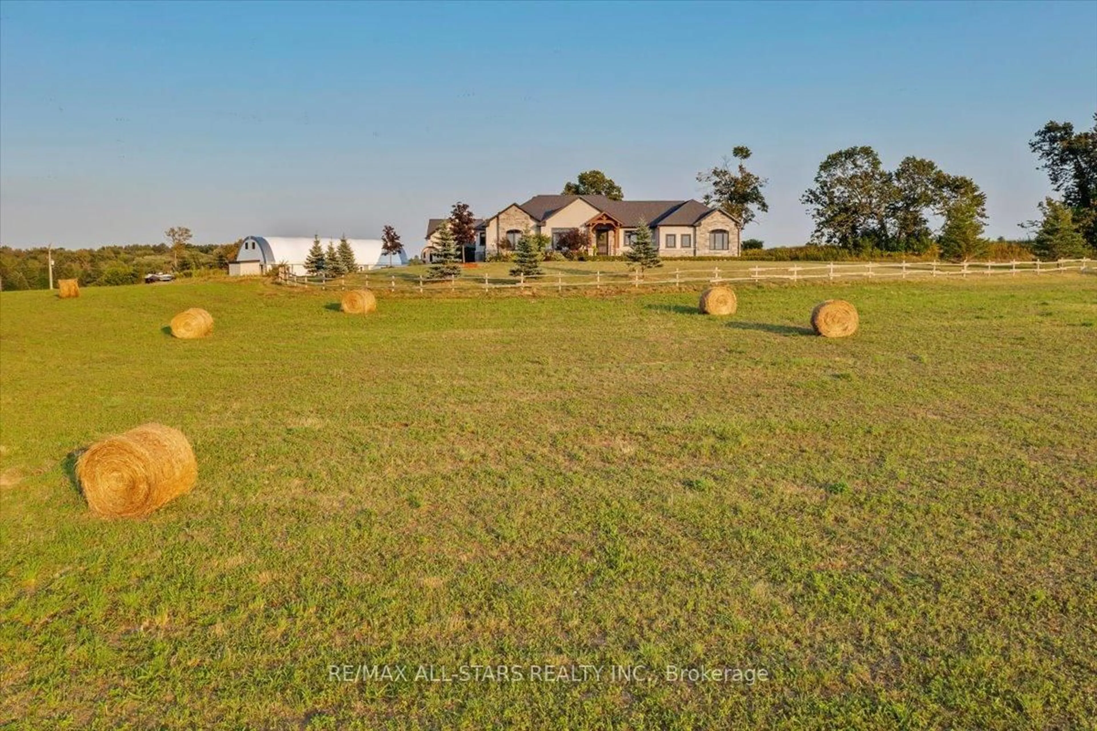 A pic from outside/outdoor area/front of a property/back of a property/a pic from drone, unknown for 247 Ravencrest Rd, Georgina Ontario L0E 1R0