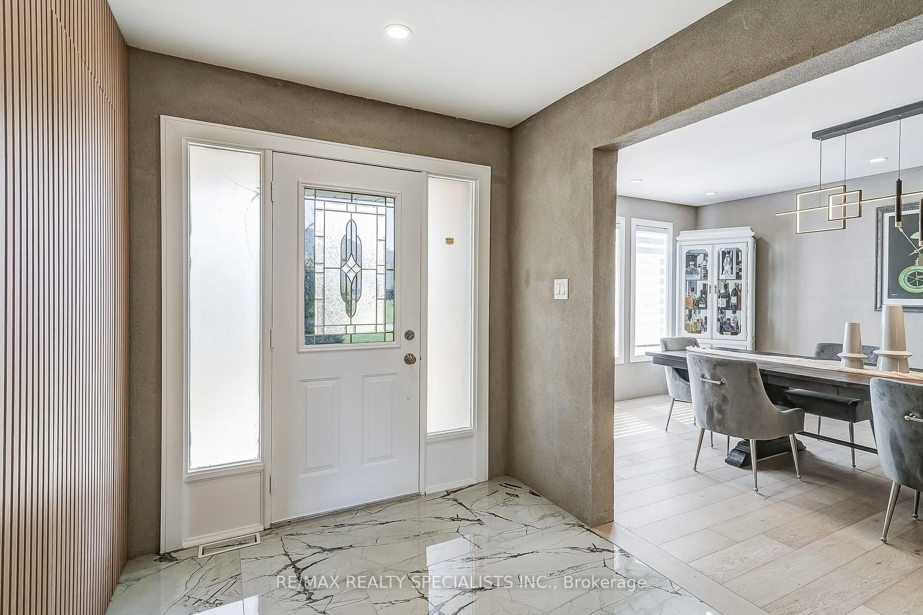 Indoor entryway for 7 Golfview Blvd, Bradford West Gwillimbury Ontario L3Z 3Z1