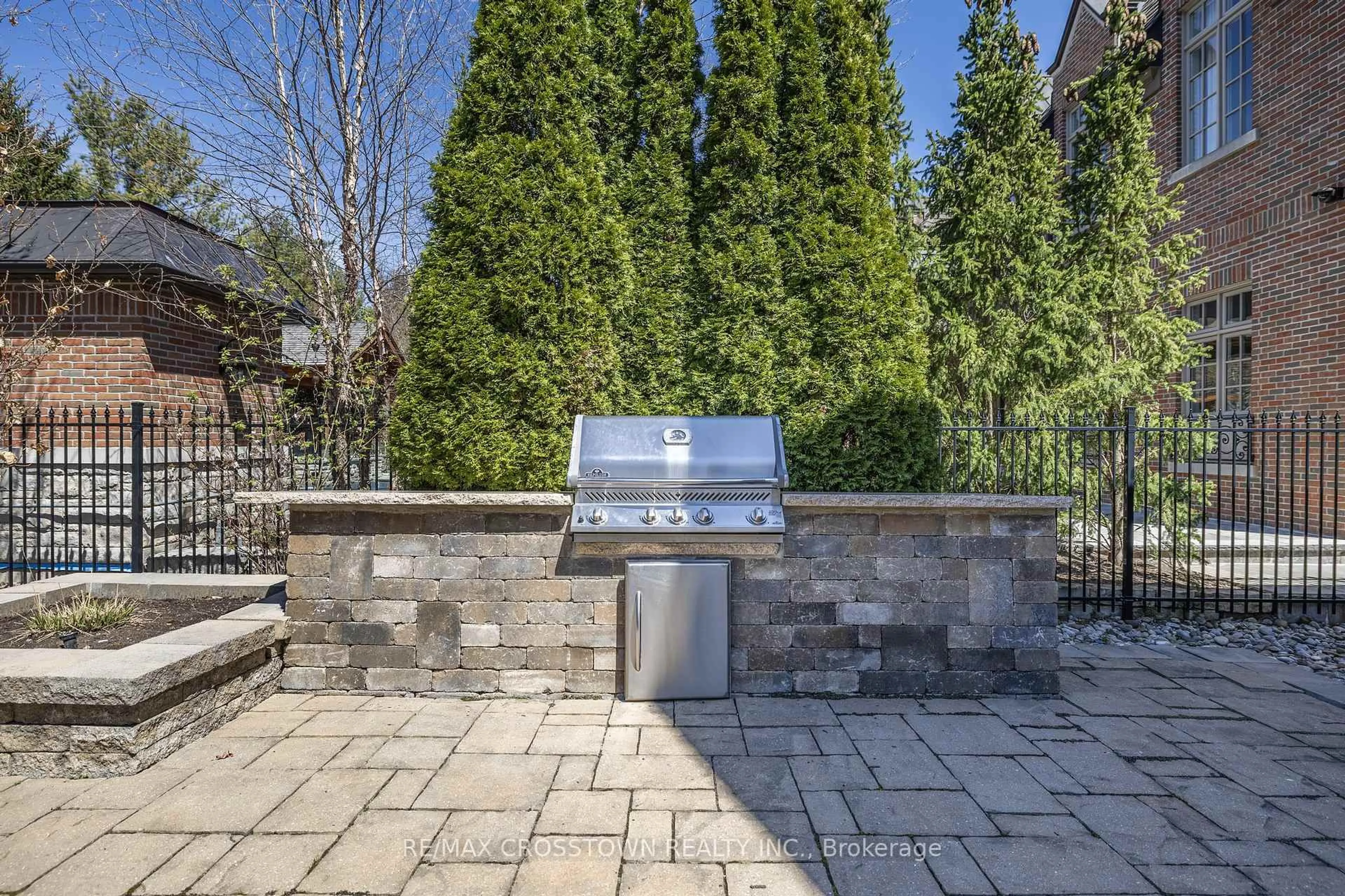 Patio, street for 73 Autumn Wind Crt, Vaughan Ontario L0J 1C0
