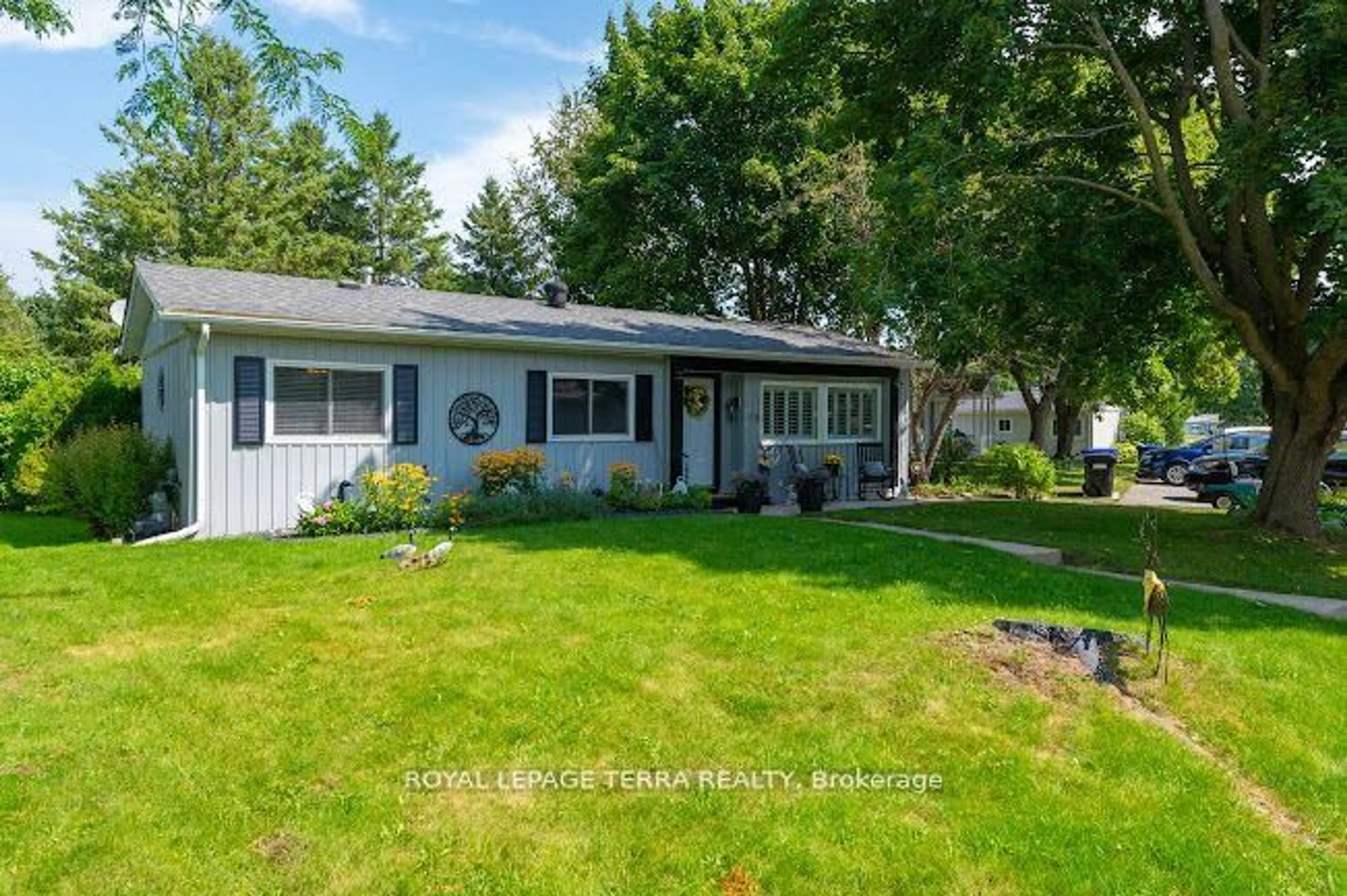 Home with vinyl exterior material, street for 10 South Blvd, Innisfil Ontario L9S 1L7