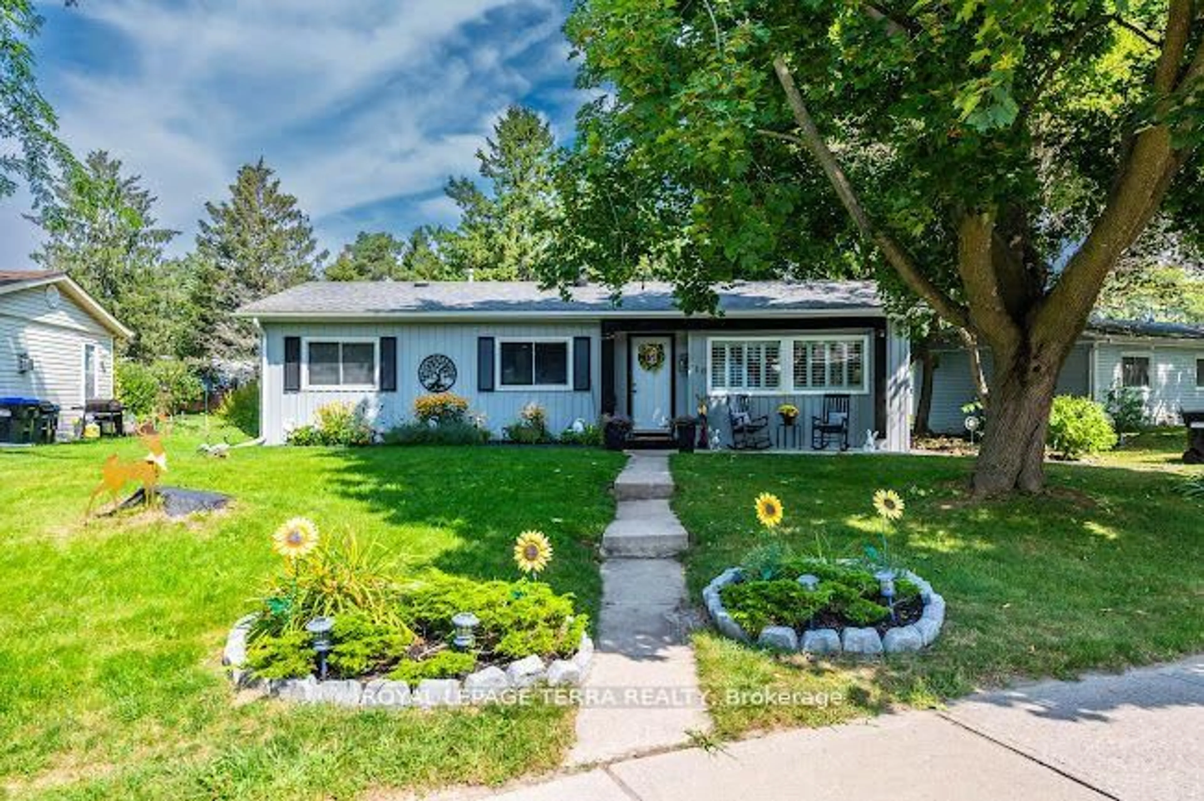 Home with vinyl exterior material, street for 10 South Blvd, Innisfil Ontario L9S 1L7