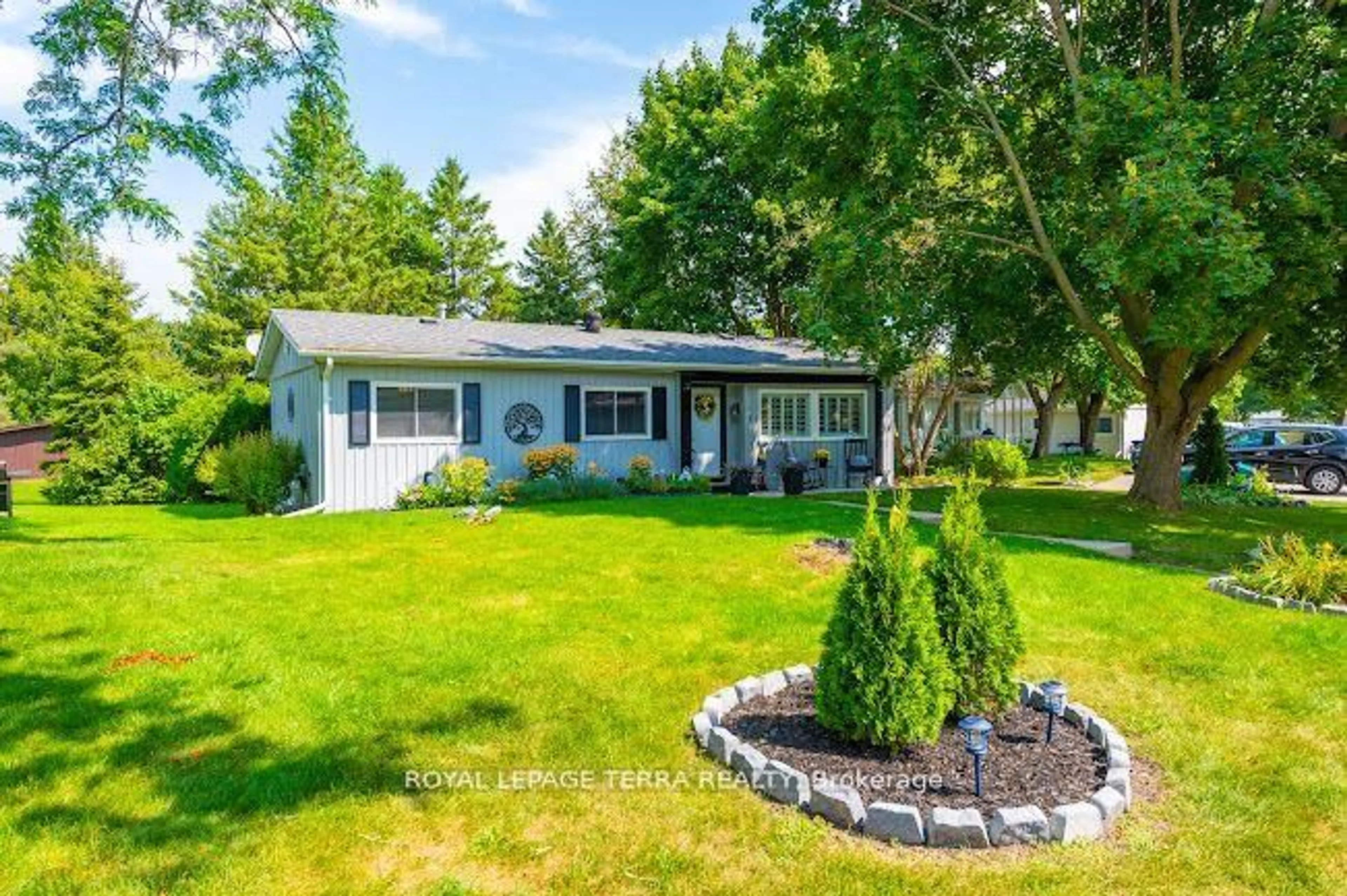 Home with vinyl exterior material, water/lake/river/ocean view for 10 South Blvd, Innisfil Ontario L9S 1L7
