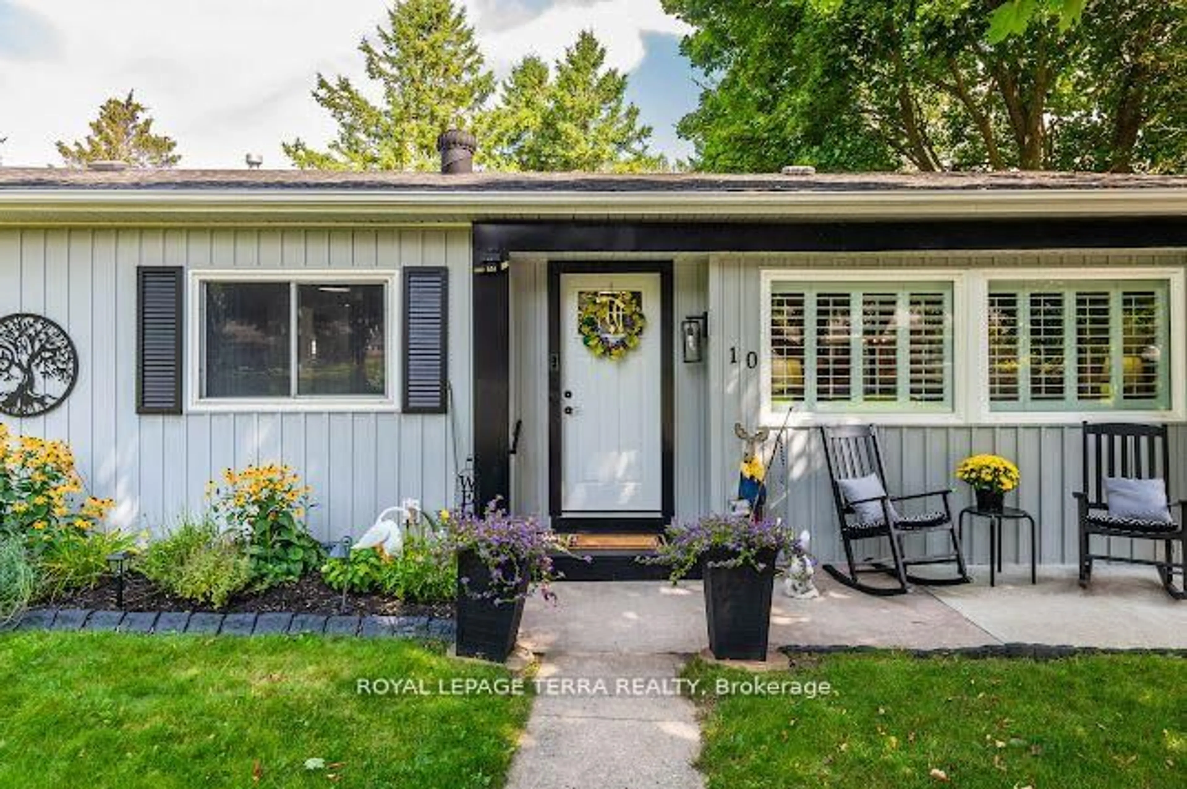 Home with vinyl exterior material, street for 10 South Blvd, Innisfil Ontario L9S 1L7