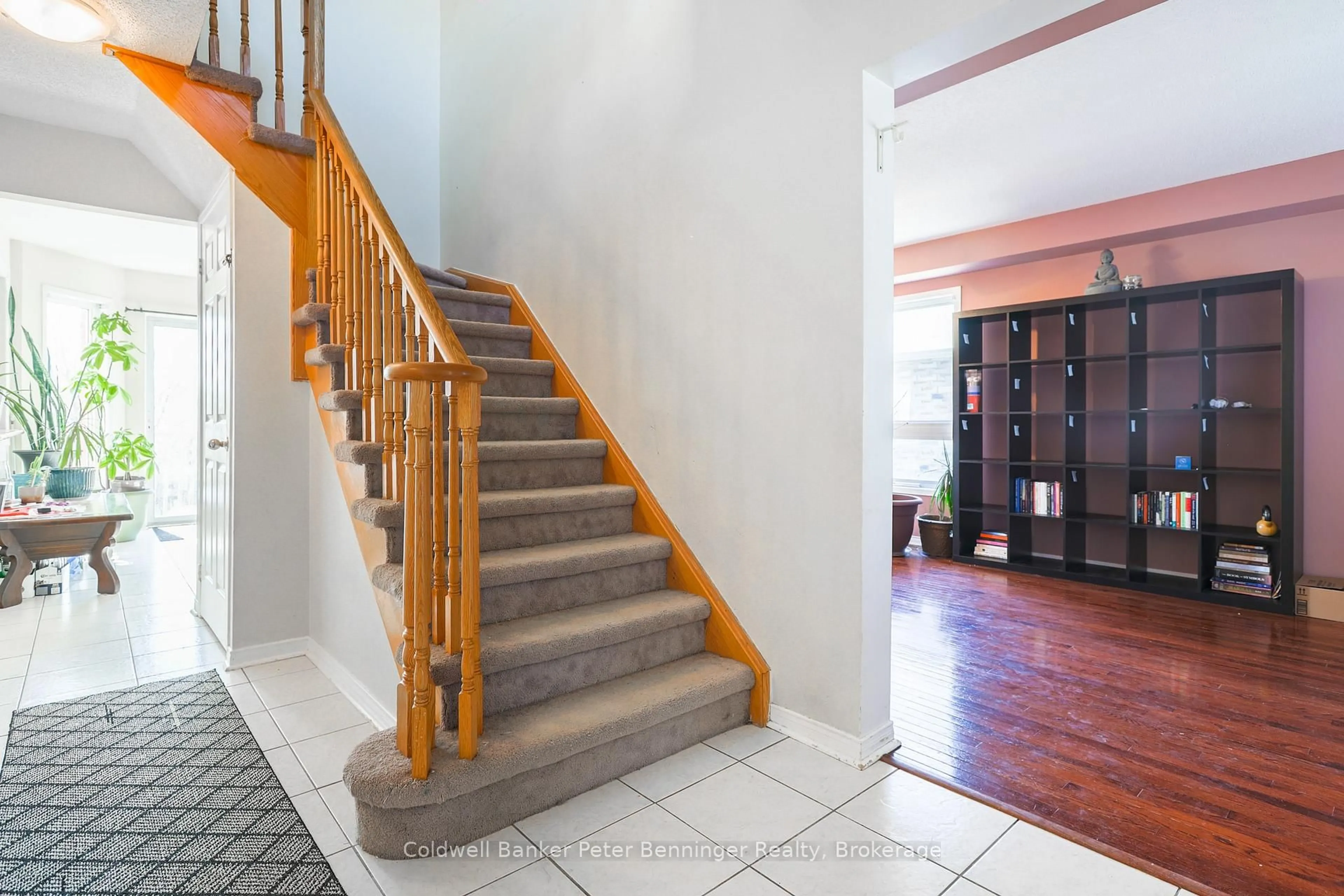 Indoor foyer for 1964 Romina Crt, Innisfil Ontario L9S 4Y1
