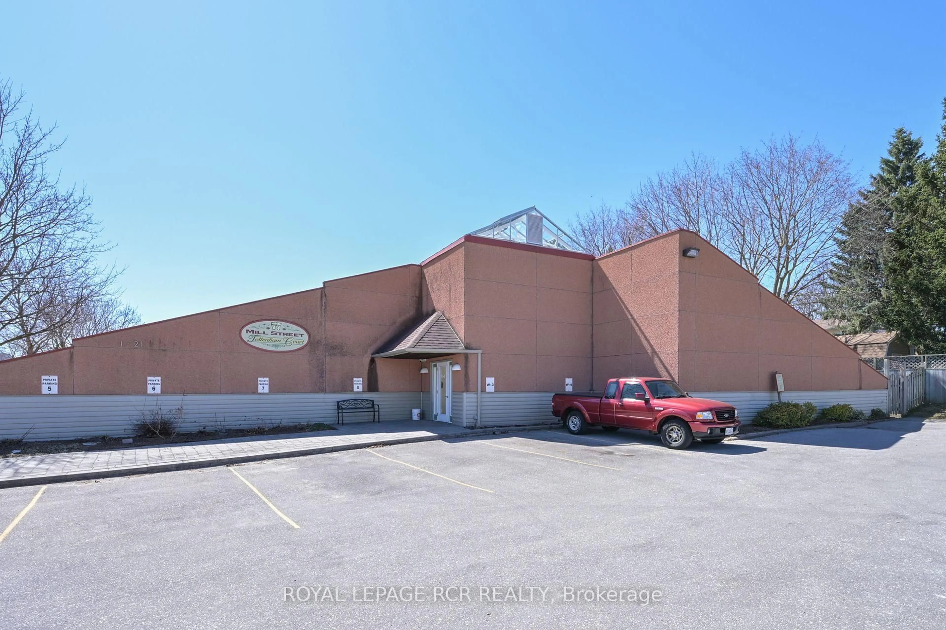 Indoor foyer for 77 Mill St #21, New Tecumseth Ontario L0G 1W0