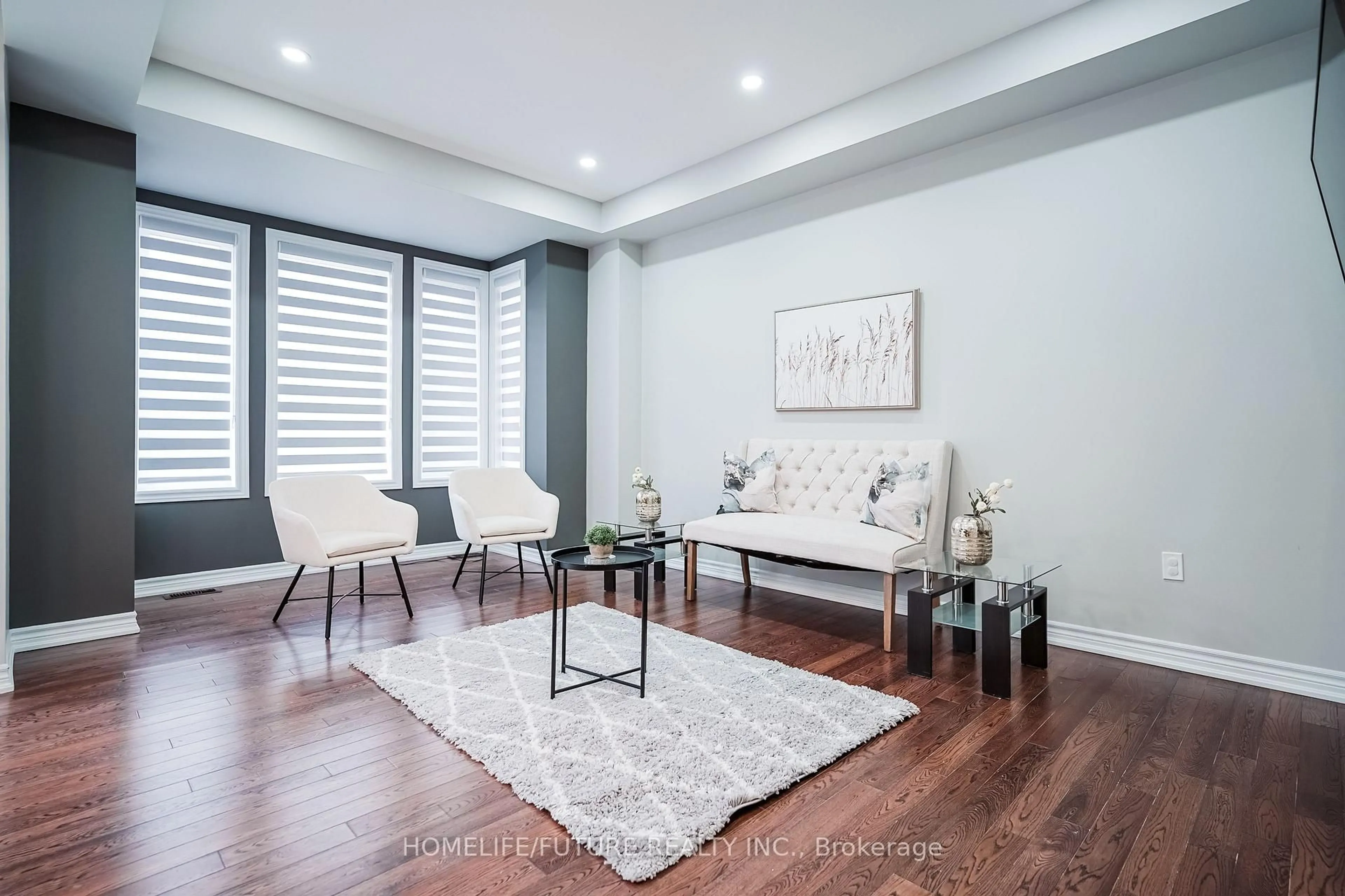 Living room with furniture, wood/laminate floor for 53 Mondial Cres, East Gwillimbury Ontario L9N 0S2