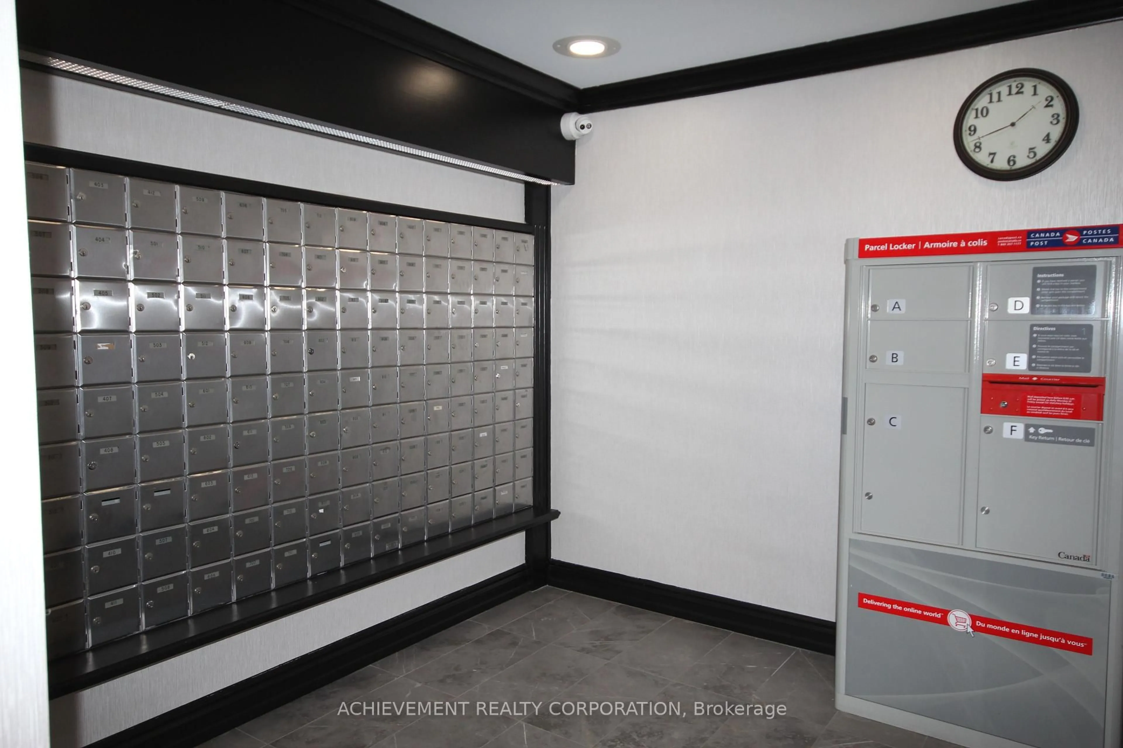 Indoor foyer for 91 Townsgate Dr #901, Vaughan Ontario L4J 8E8