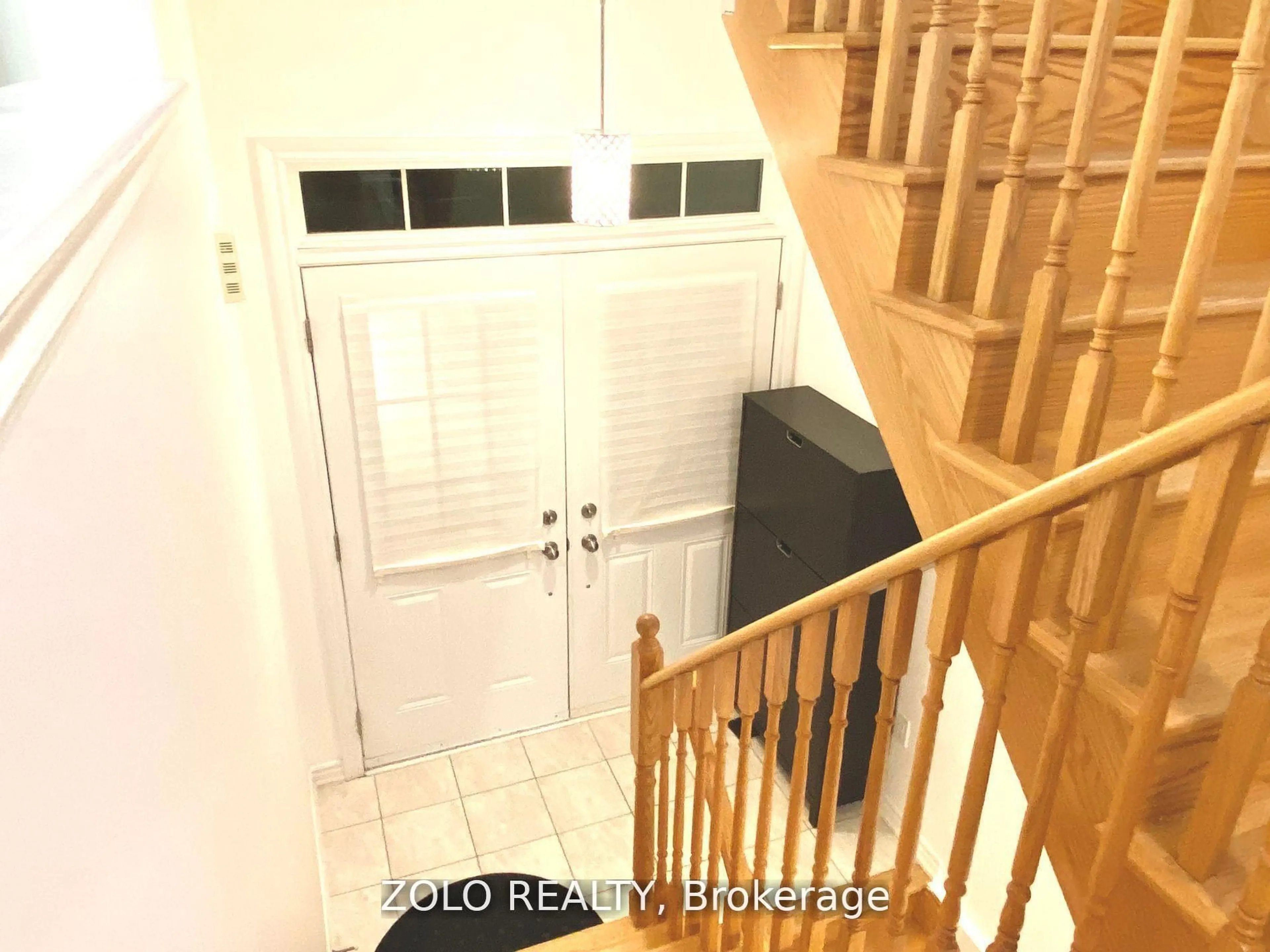 Indoor entryway for 111 Taucar Gate, Bradford West Gwillimbury Ontario L3Z 0V8