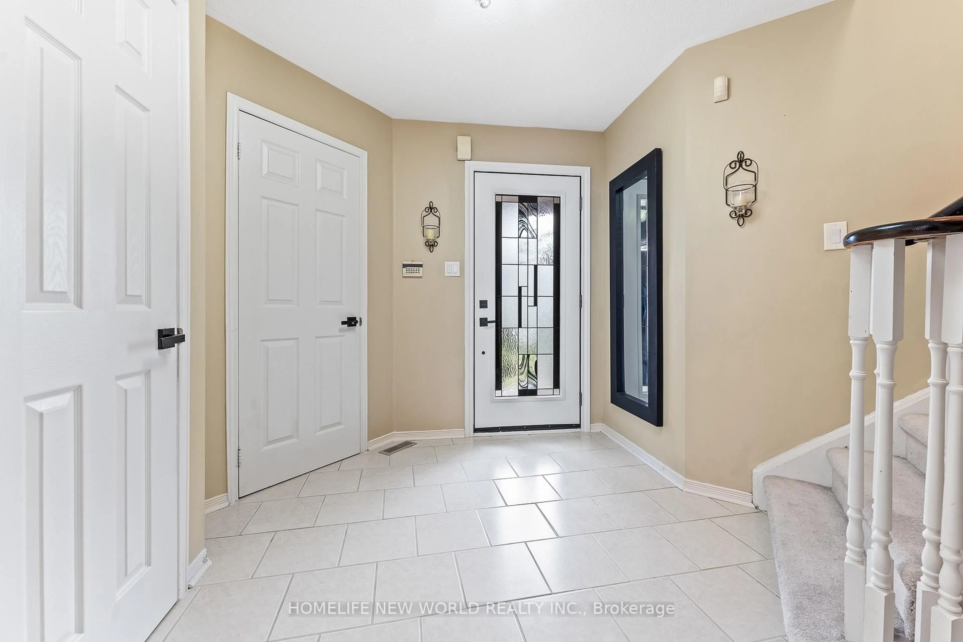 Indoor entryway for 728 Walpole Cres, Newmarket Ontario L3X 2B1