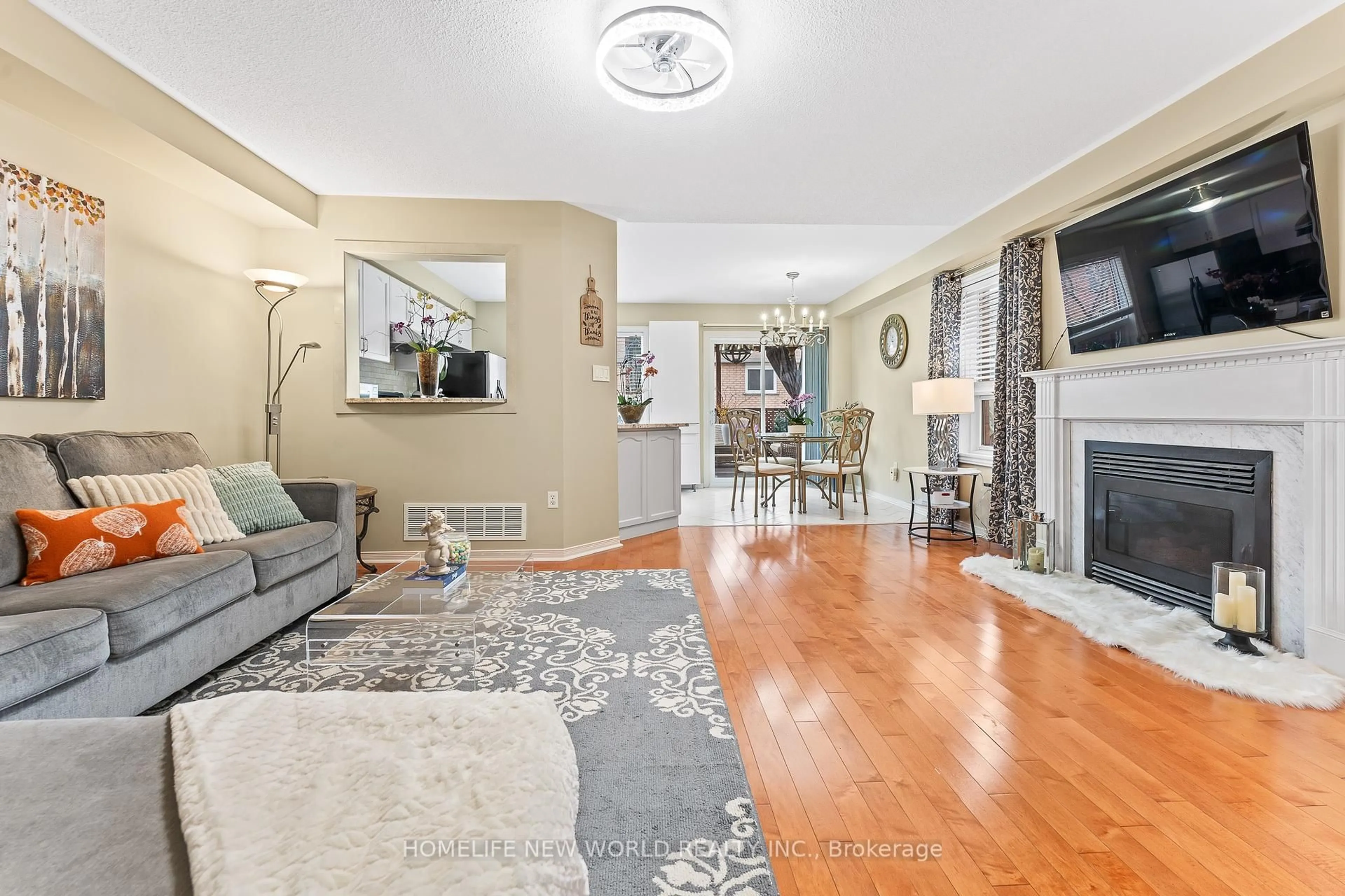 Living room with furniture, unknown for 728 Walpole Cres, Newmarket Ontario L3X 2B1