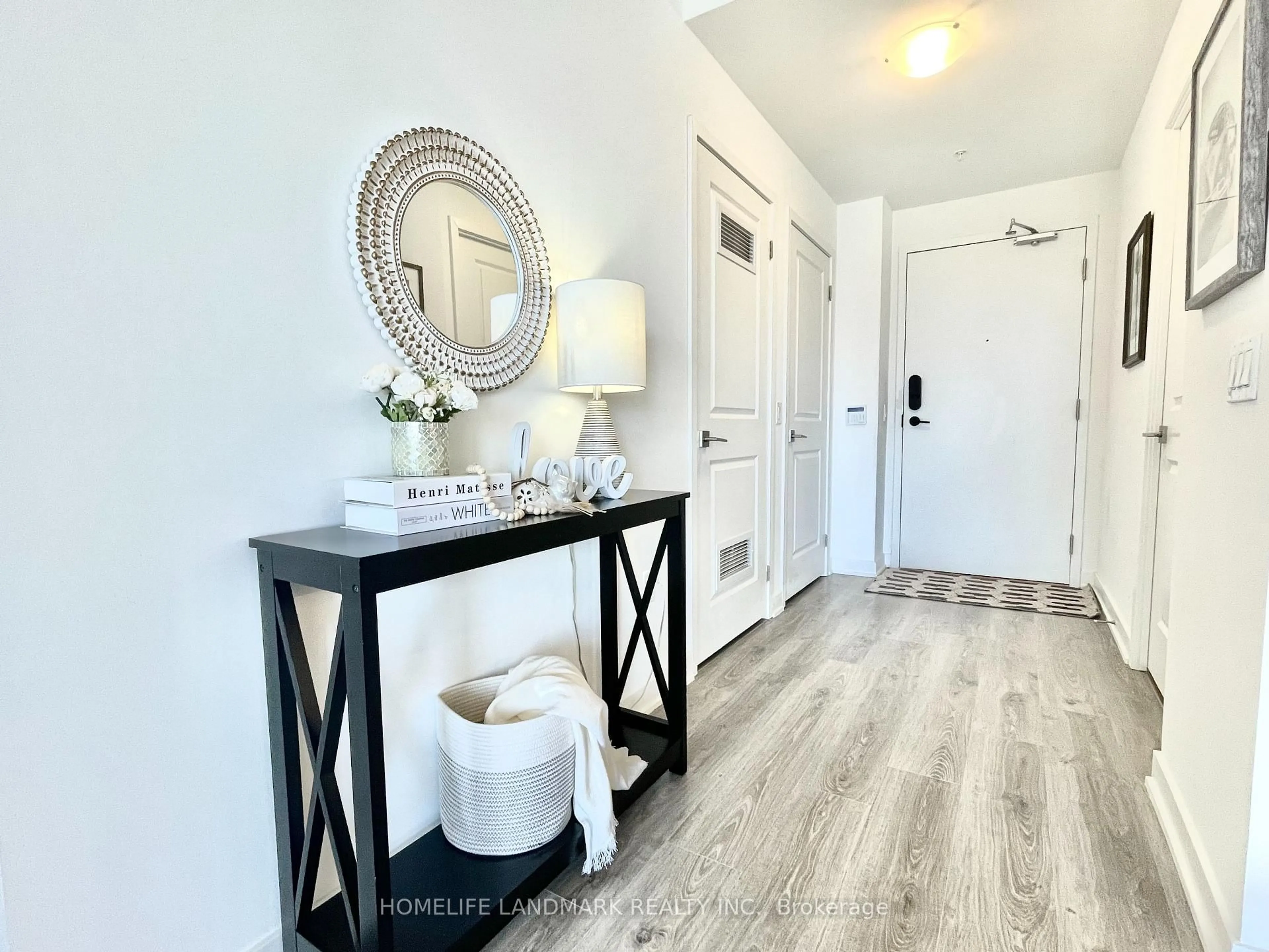 Indoor entryway for 85 Oneida Cres #1016, Richmond Hill Ontario L4B 0H4