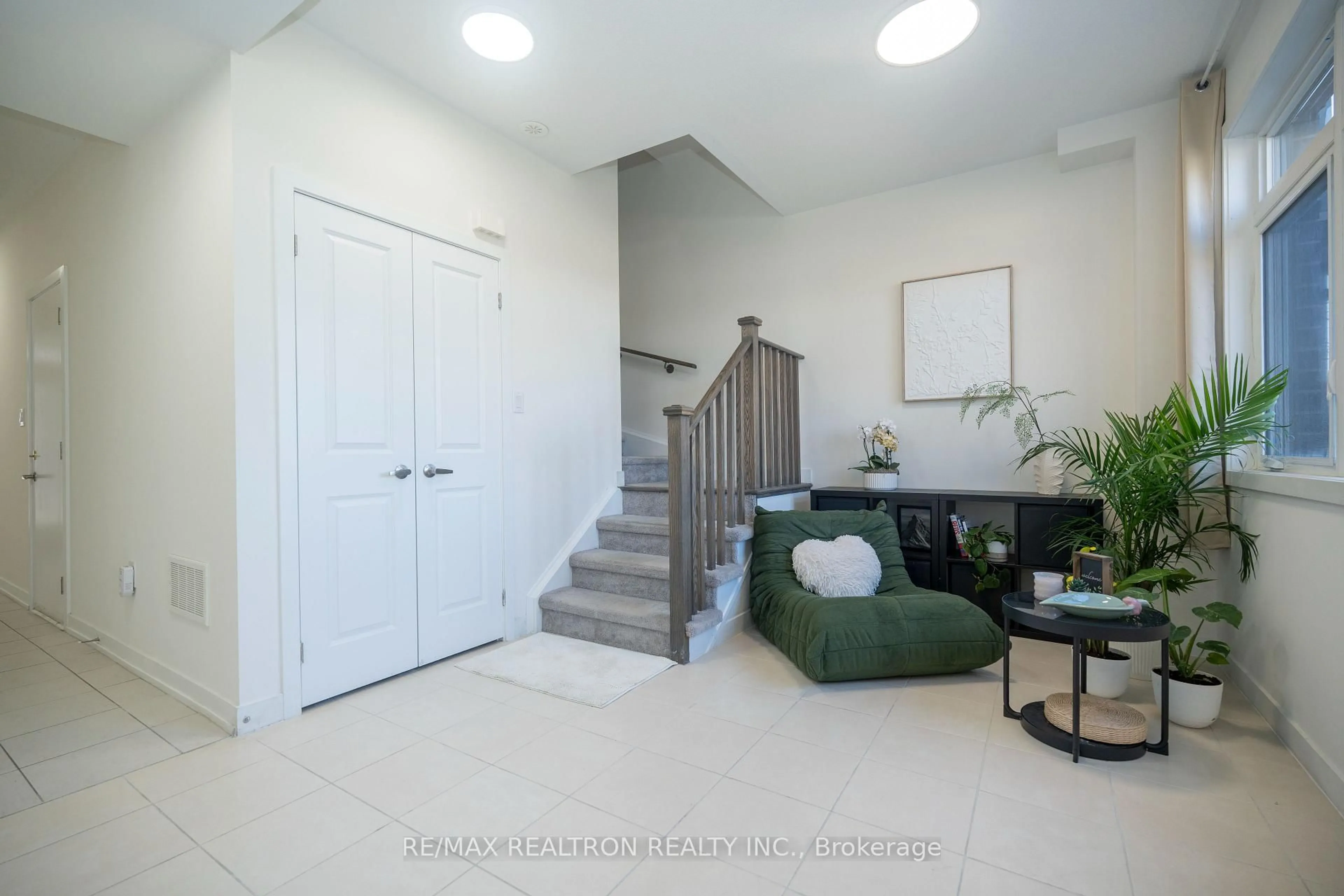 Indoor entryway for 14 Garneau St, Vaughan Ontario L4L 0M1