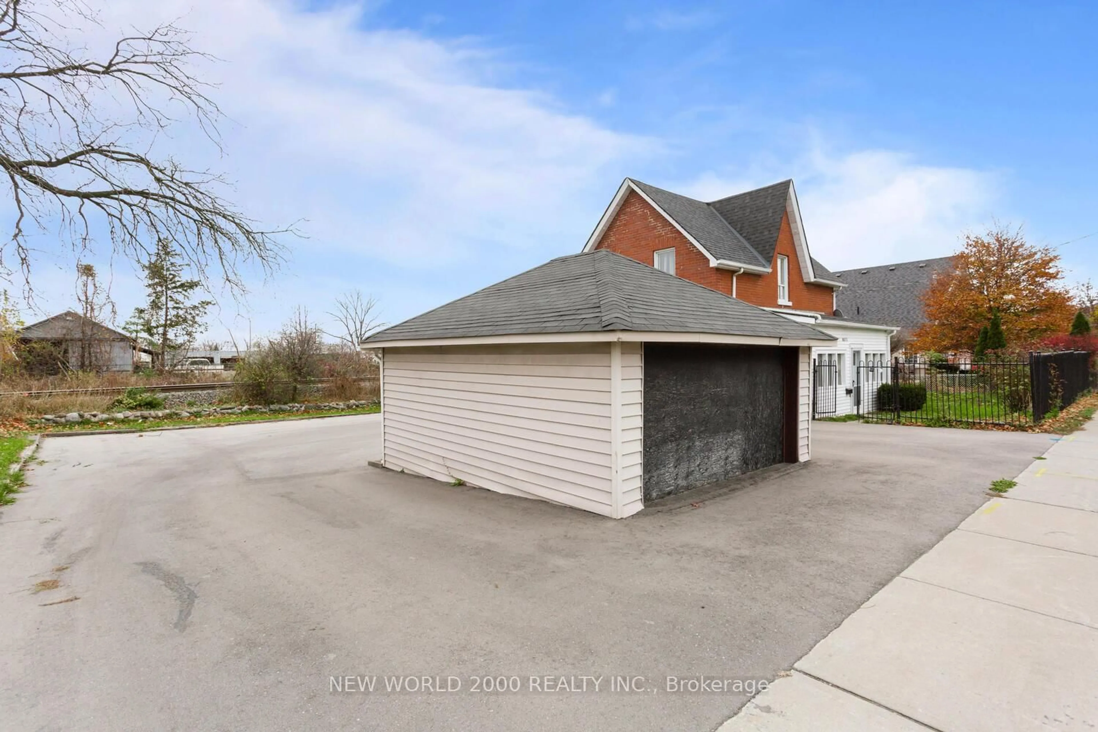 Indoor garage for 8071 Kipling Ave, Vaughan Ontario L4L 2A2