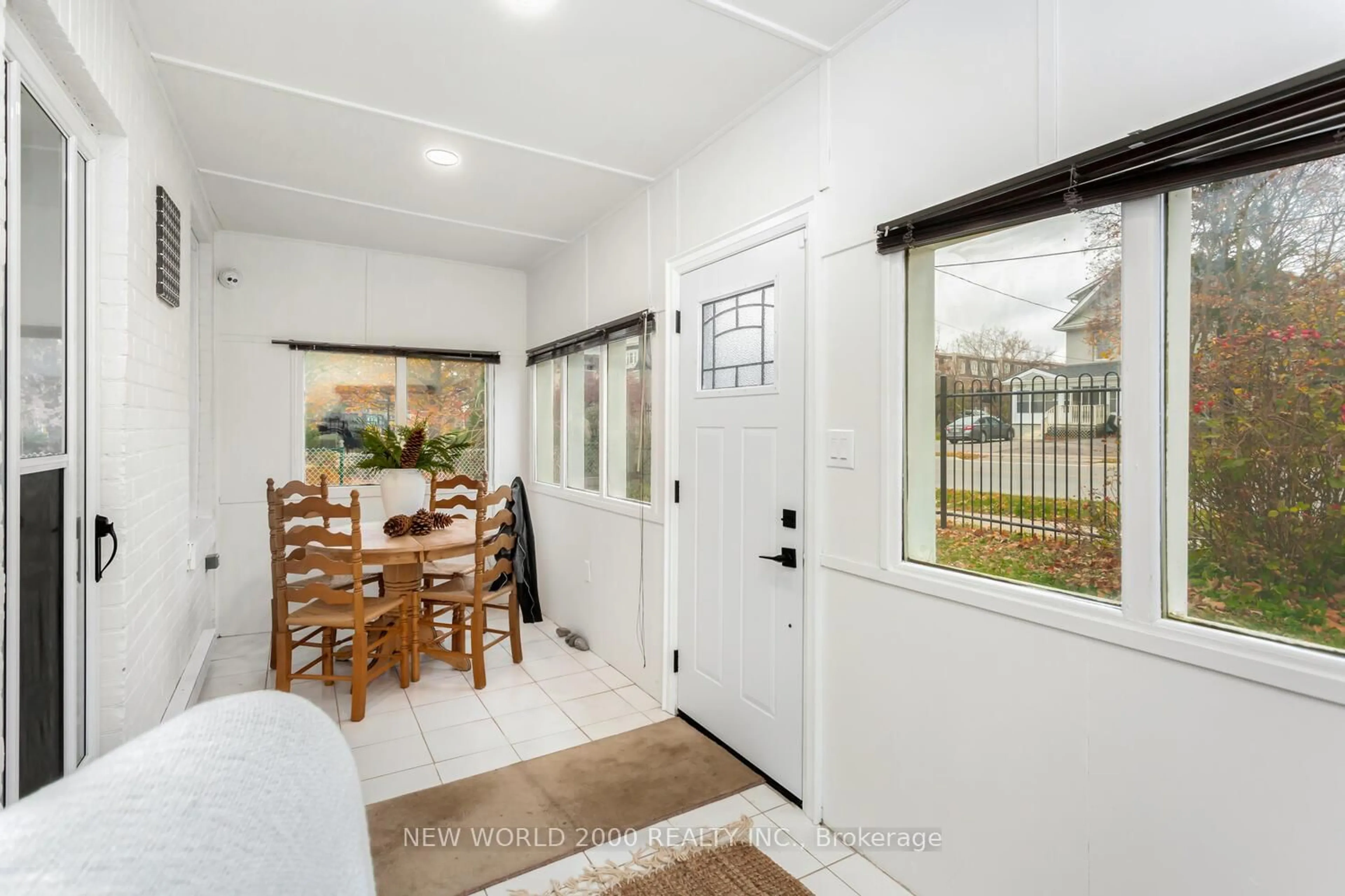 Indoor entryway for 8071 Kipling Ave, Vaughan Ontario L4L 2A2