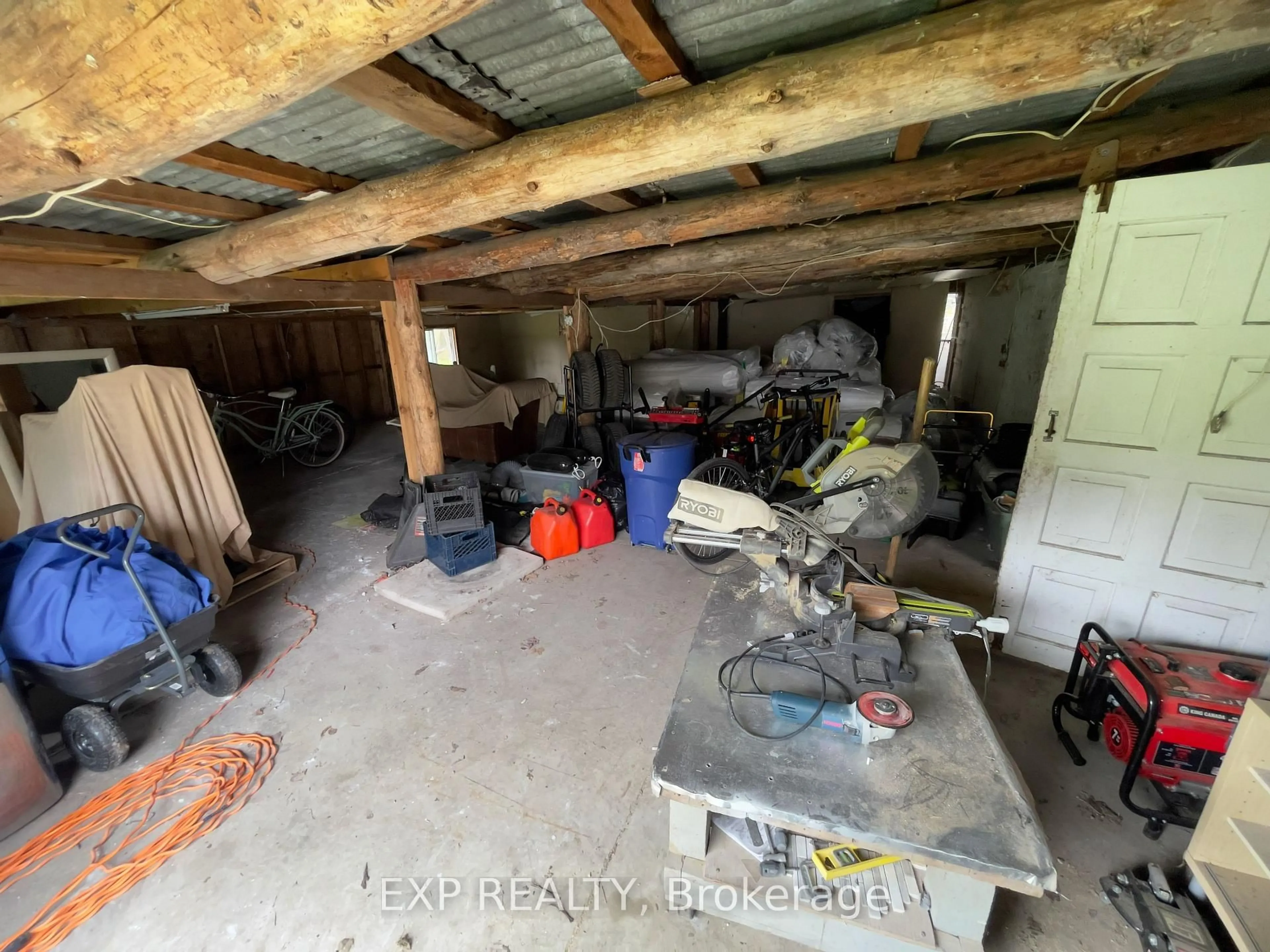 Indoor garage for 72 Station Rd, Georgina Ontario L0E 1N0