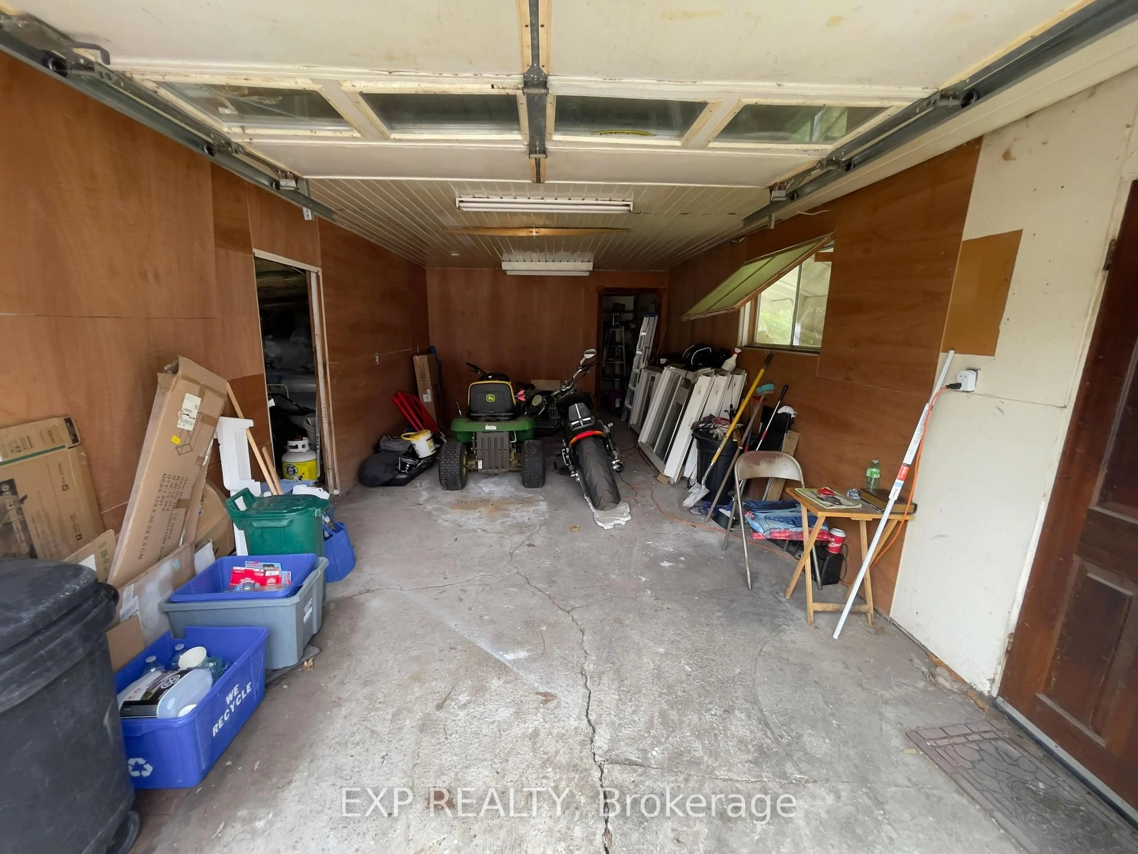 Indoor garage for 72 Station Rd, Georgina Ontario L0E 1N0