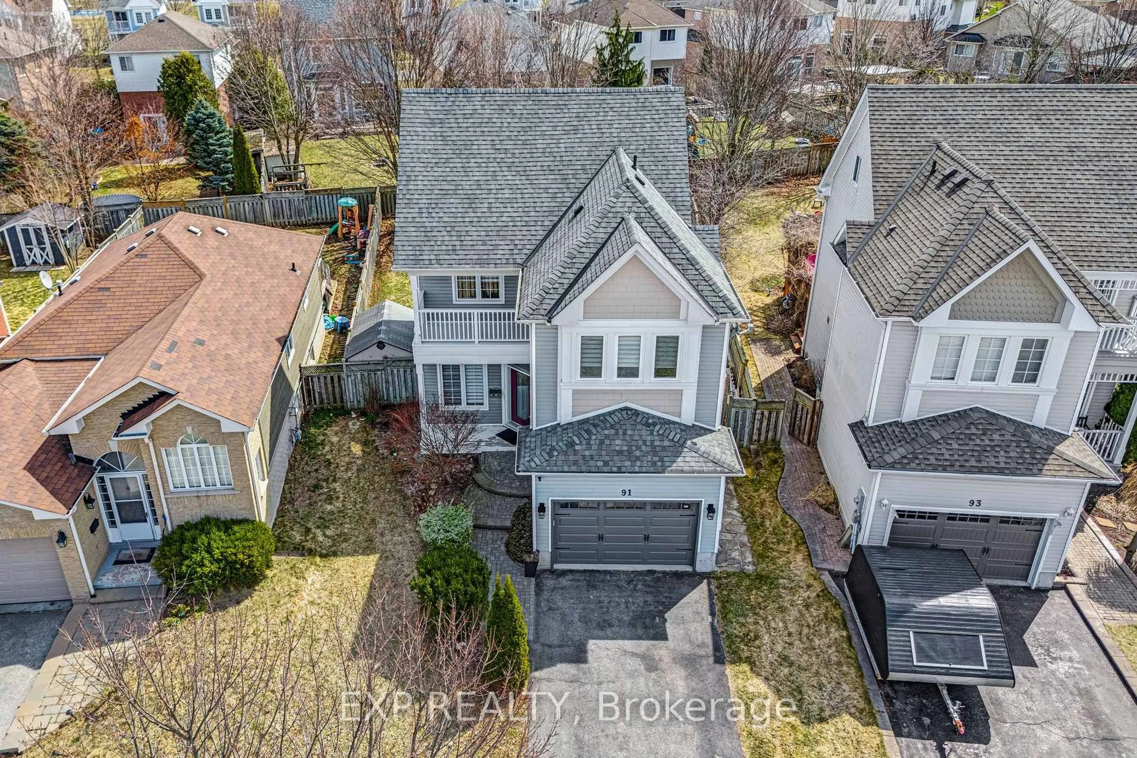 A pic from outside/outdoor area/front of a property/back of a property/a pic from drone, street for 91 Mainprize Cres, East Gwillimbury Ontario L0G 1M0