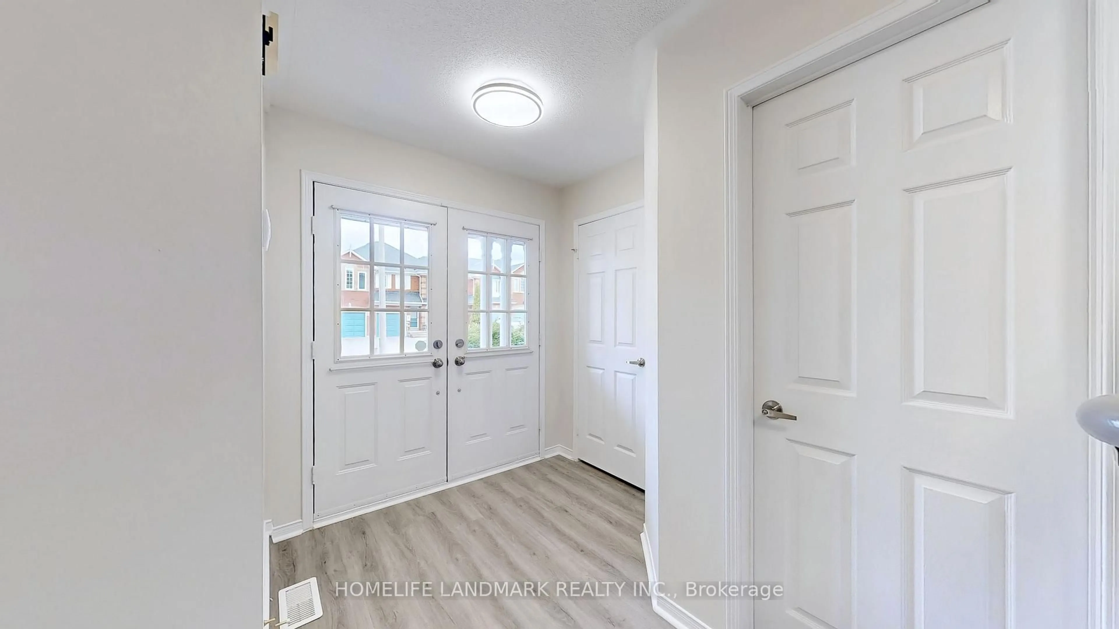 Indoor entryway for 107 Downey Circ, Aurora Ontario L4G 7G1