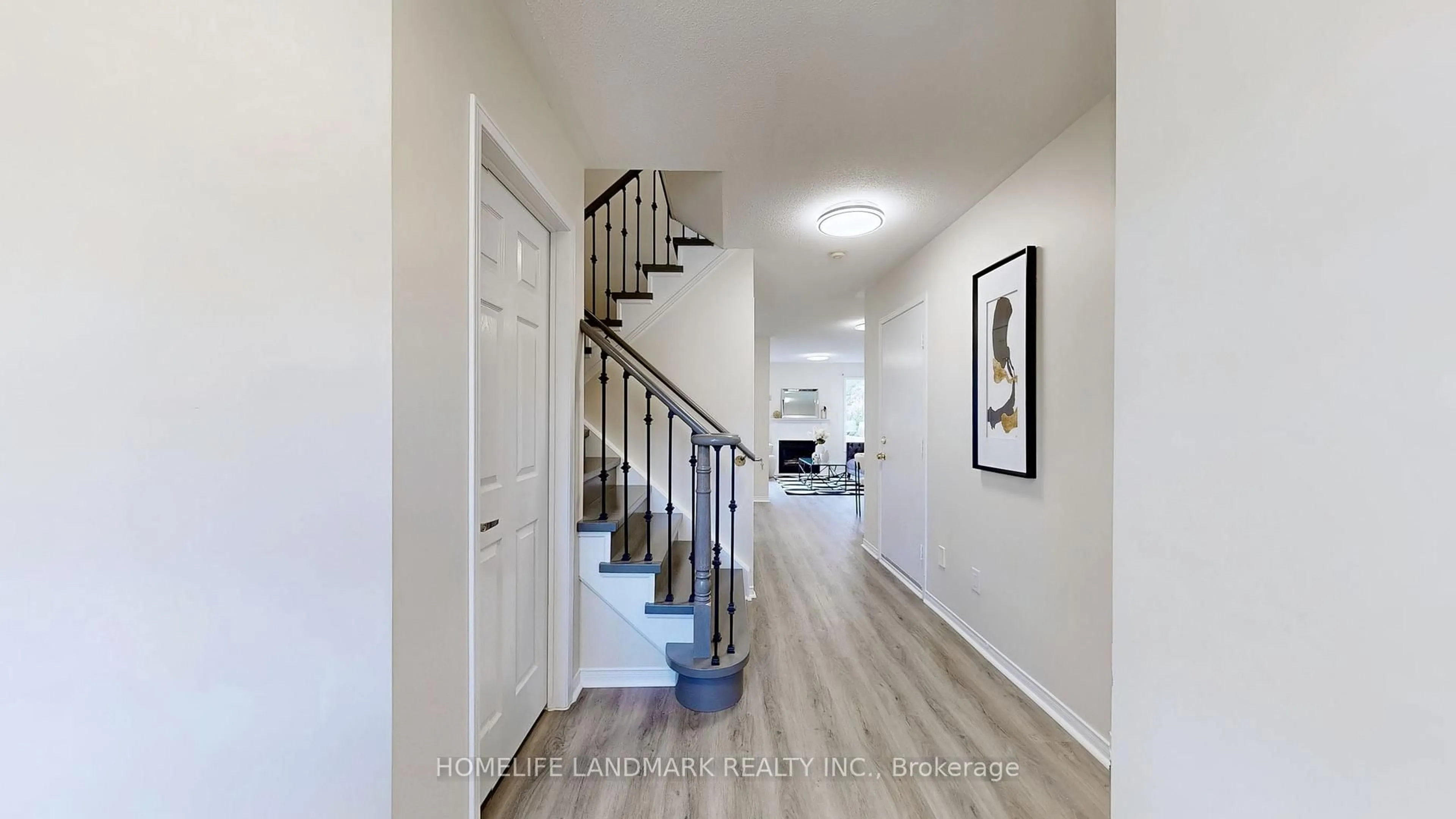 Indoor entryway for 107 Downey Circ, Aurora Ontario L4G 7G1