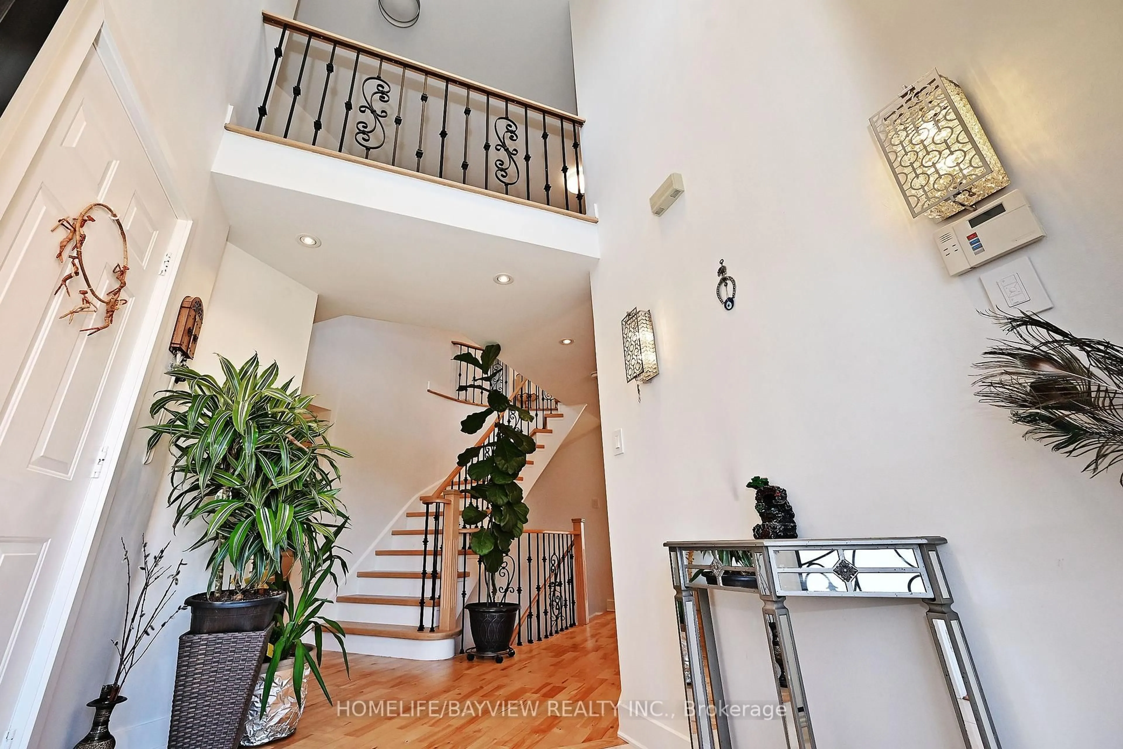 Indoor foyer for 26 Sandfield Dr, Aurora Ontario L4G 6R7