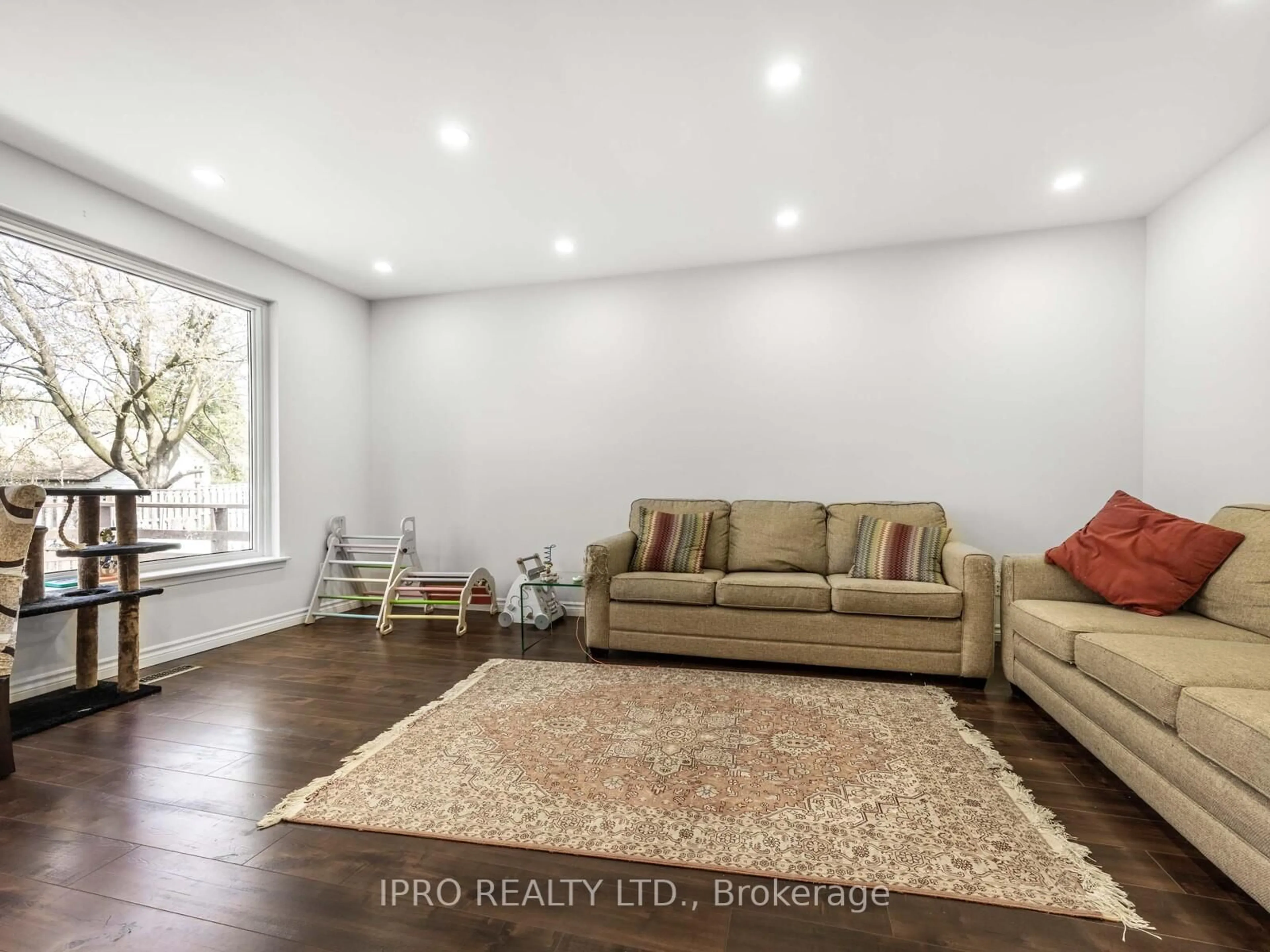 Living room with furniture, wood/laminate floor for 640 Irwin Cres, Newmarket Ontario L3Y 5A2