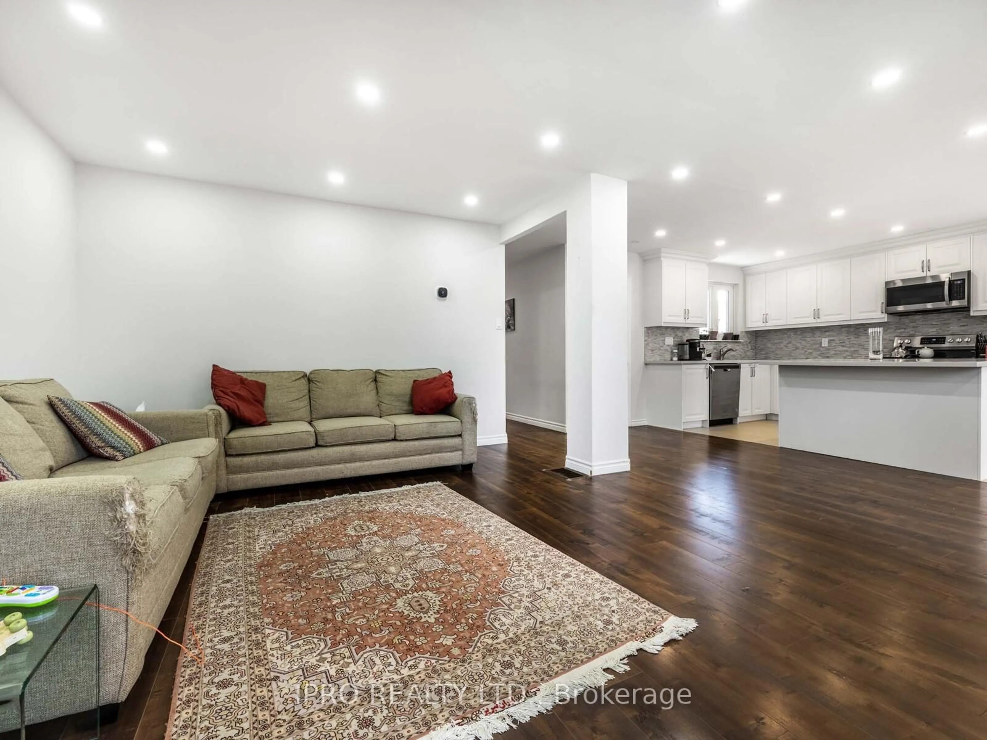Living room with furniture, unknown for 640 Irwin Cres, Newmarket Ontario L3Y 5A2