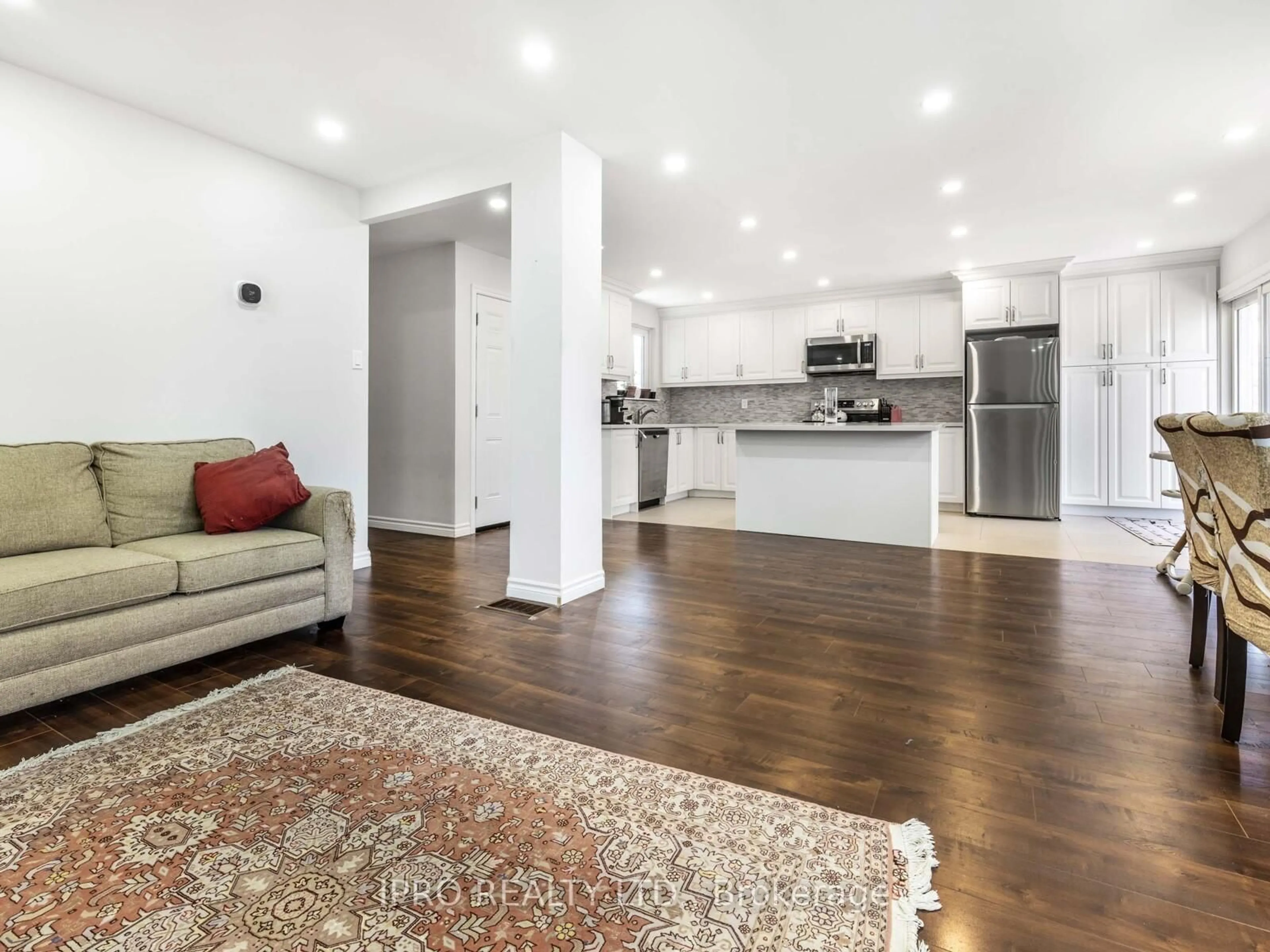 Open concept kitchen, wood/laminate floor for 640 Irwin Cres, Newmarket Ontario L3Y 5A2