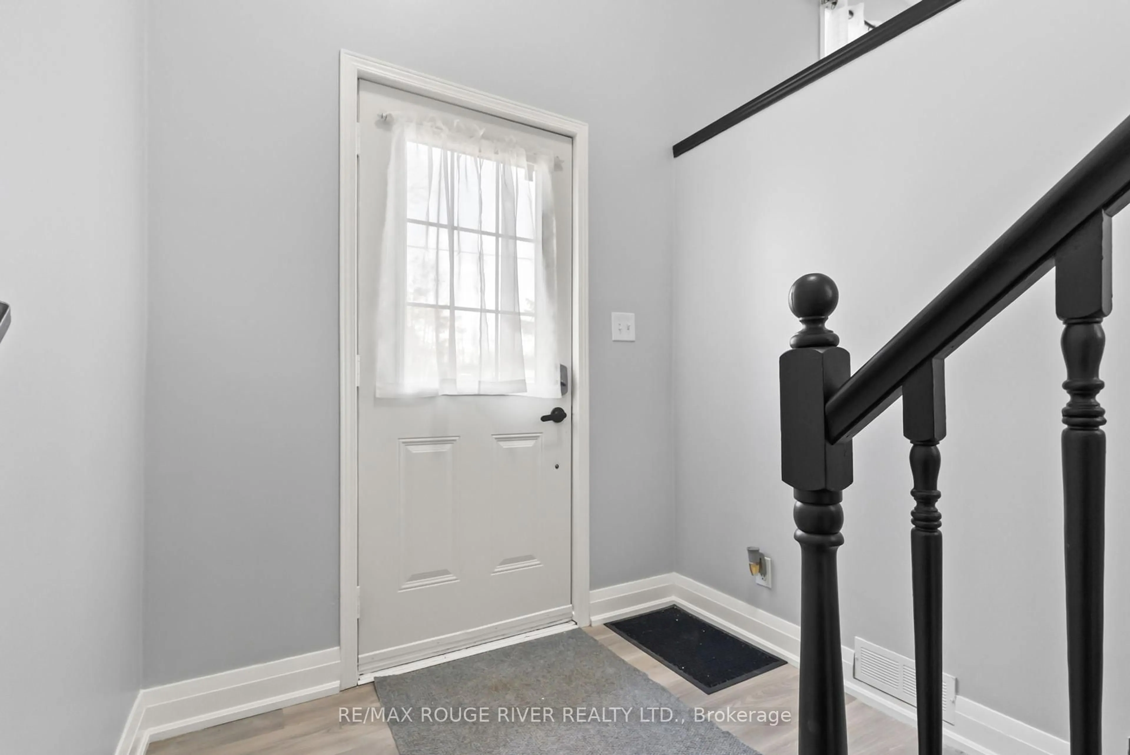 Indoor entryway for 495 Lakeland Cres, Brock Ontario L0K 1A0