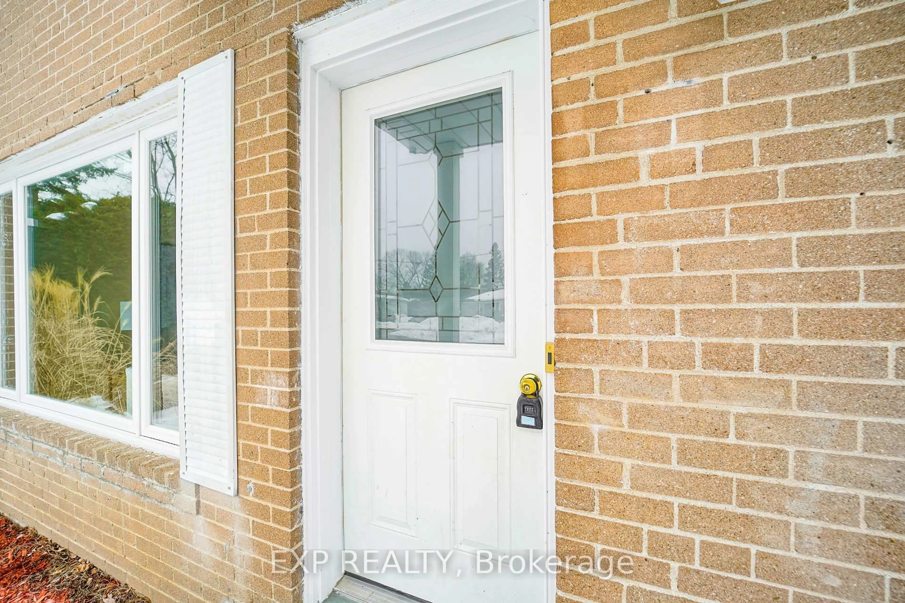 Indoor entryway for 22 Jones Crt, Aurora Ontario L4G 2B8