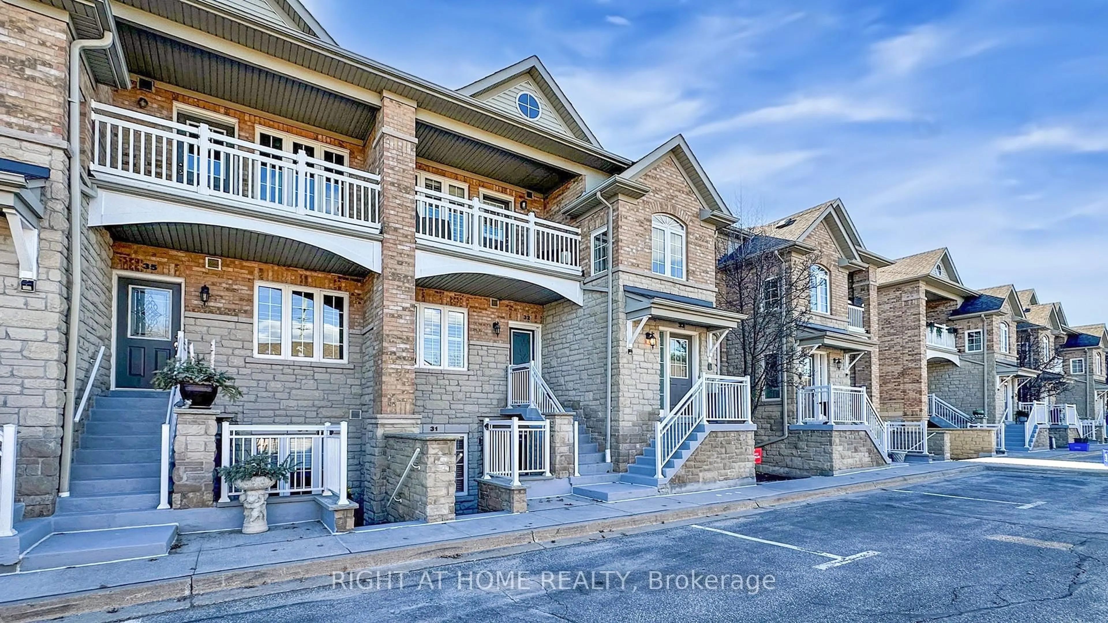 Unknown for 520 Silken Laumann Dr #32, Newmarket Ontario L3X 2S7