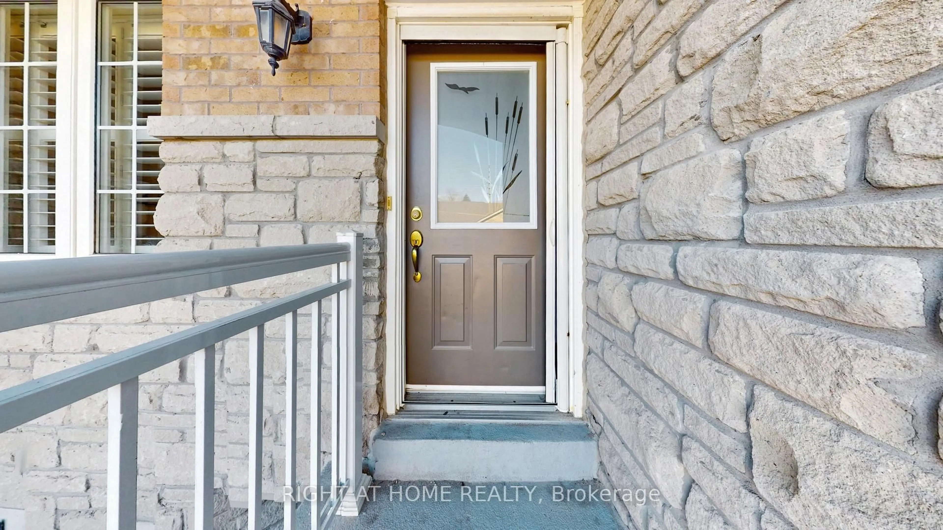 Indoor entryway for 520 Silken Laumann Dr #32, Newmarket Ontario L3X 2S7