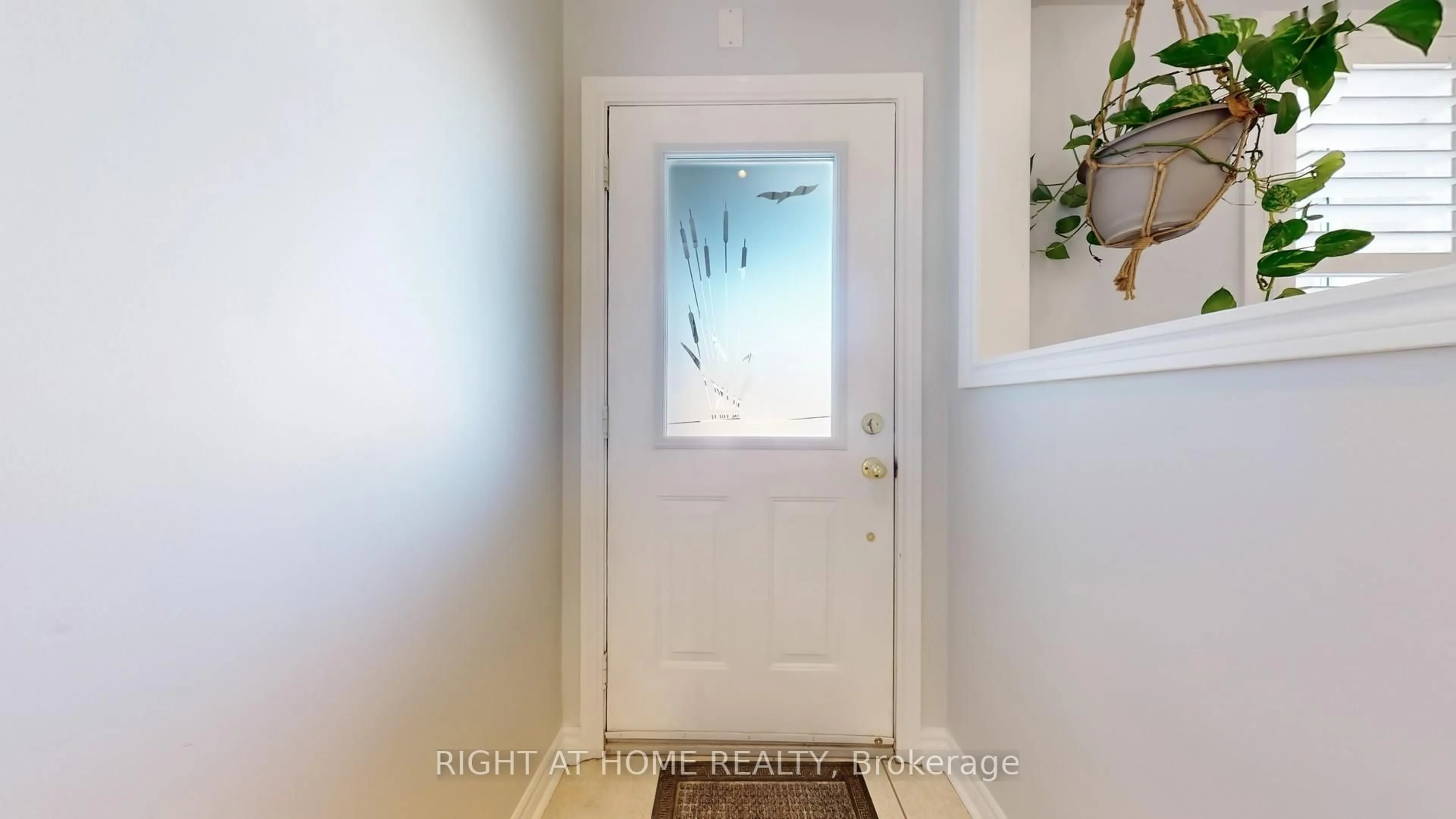 Indoor entryway for 520 Silken Laumann Dr #32, Newmarket Ontario L3X 2S7
