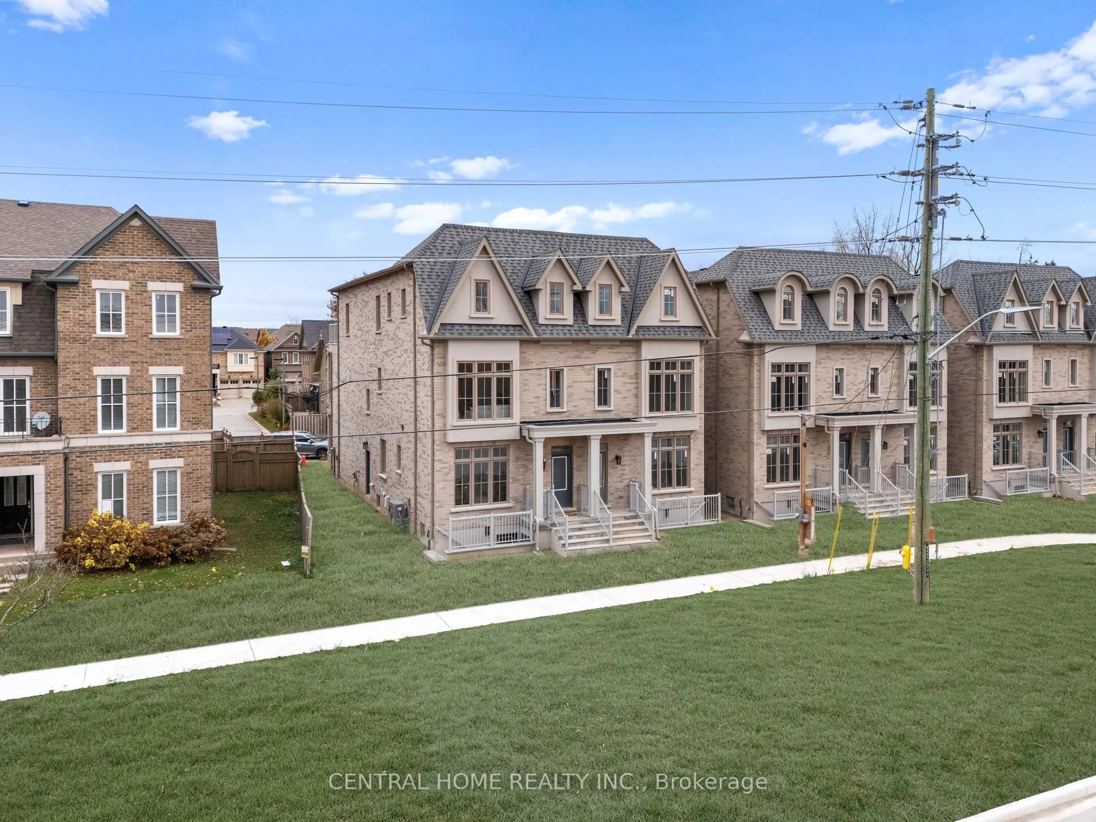 A pic from outside/outdoor area/front of a property/back of a property/a pic from drone, street for 2946 Elgin Mills Rd, Markham Ontario L6C 1K9