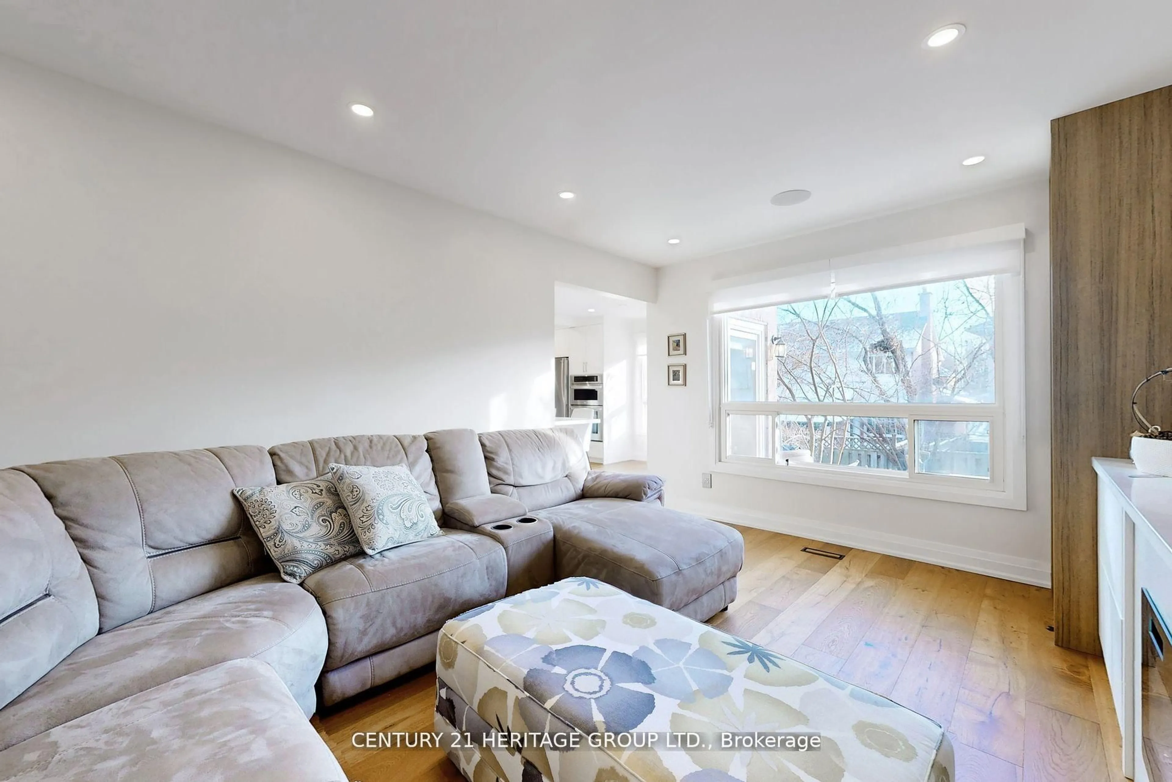 Living room with furniture, unknown for 23 Gilbank Dr, Aurora Ontario L4G 5G5