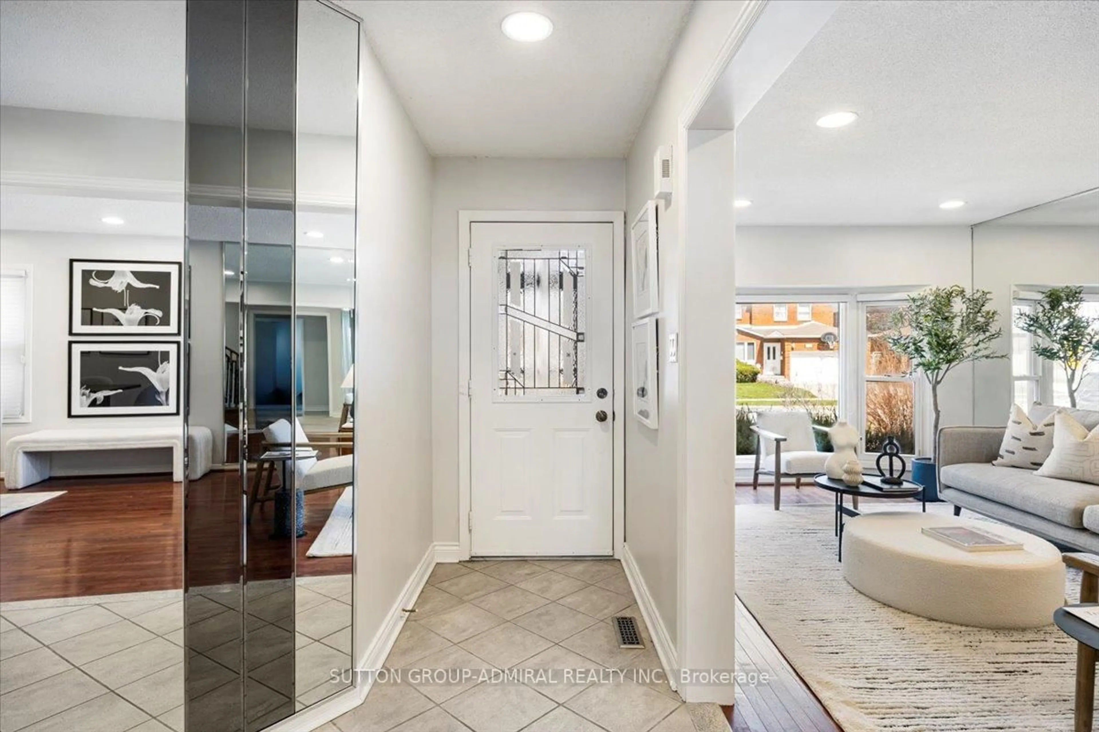 Indoor entryway for 201 Tansley Rd, Vaughan Ontario L4J 2Y8