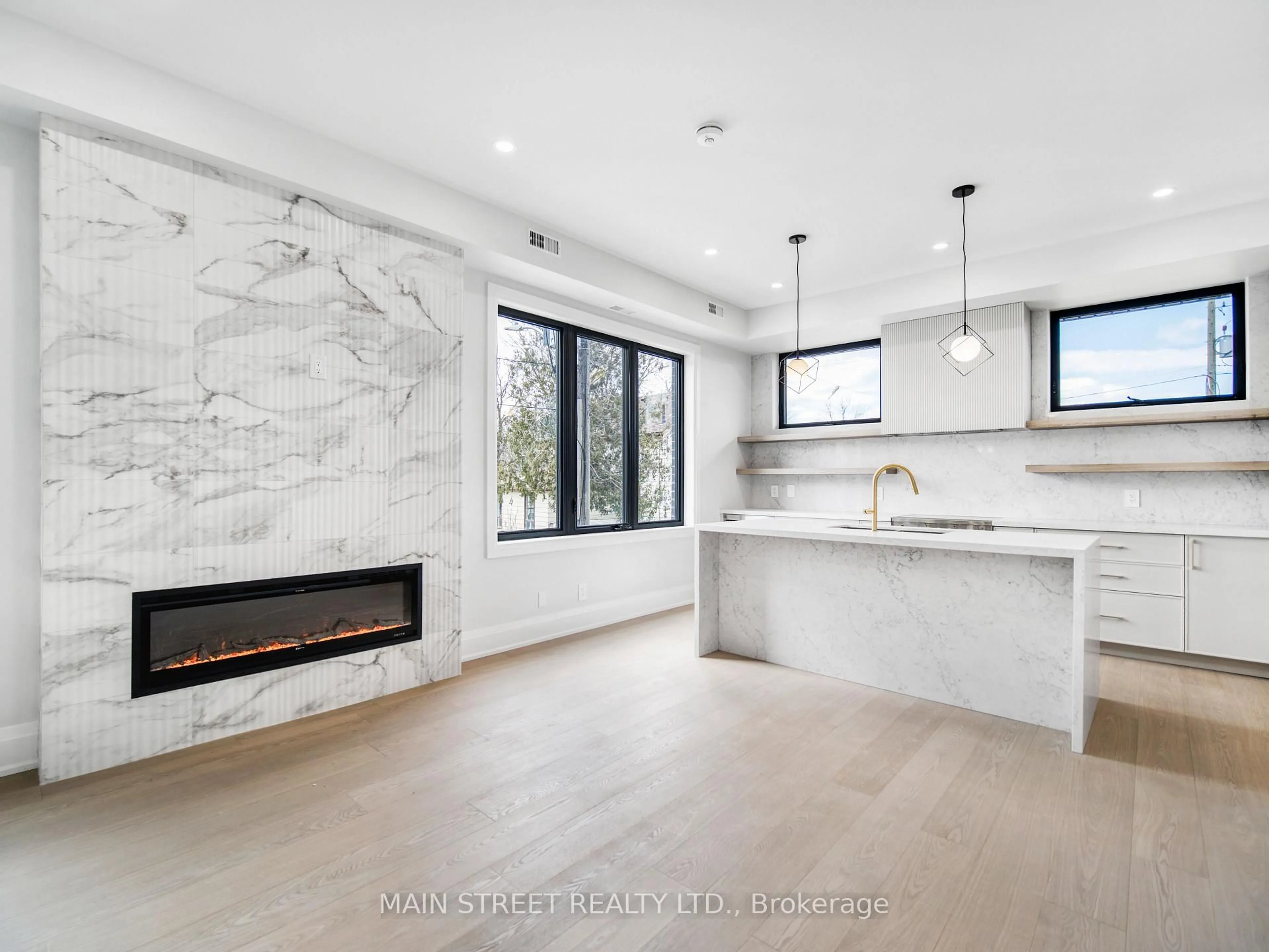 Open concept kitchen, ceramic/tile floor for 59 Charles St #1, Newmarket Ontario L3Y 3V7