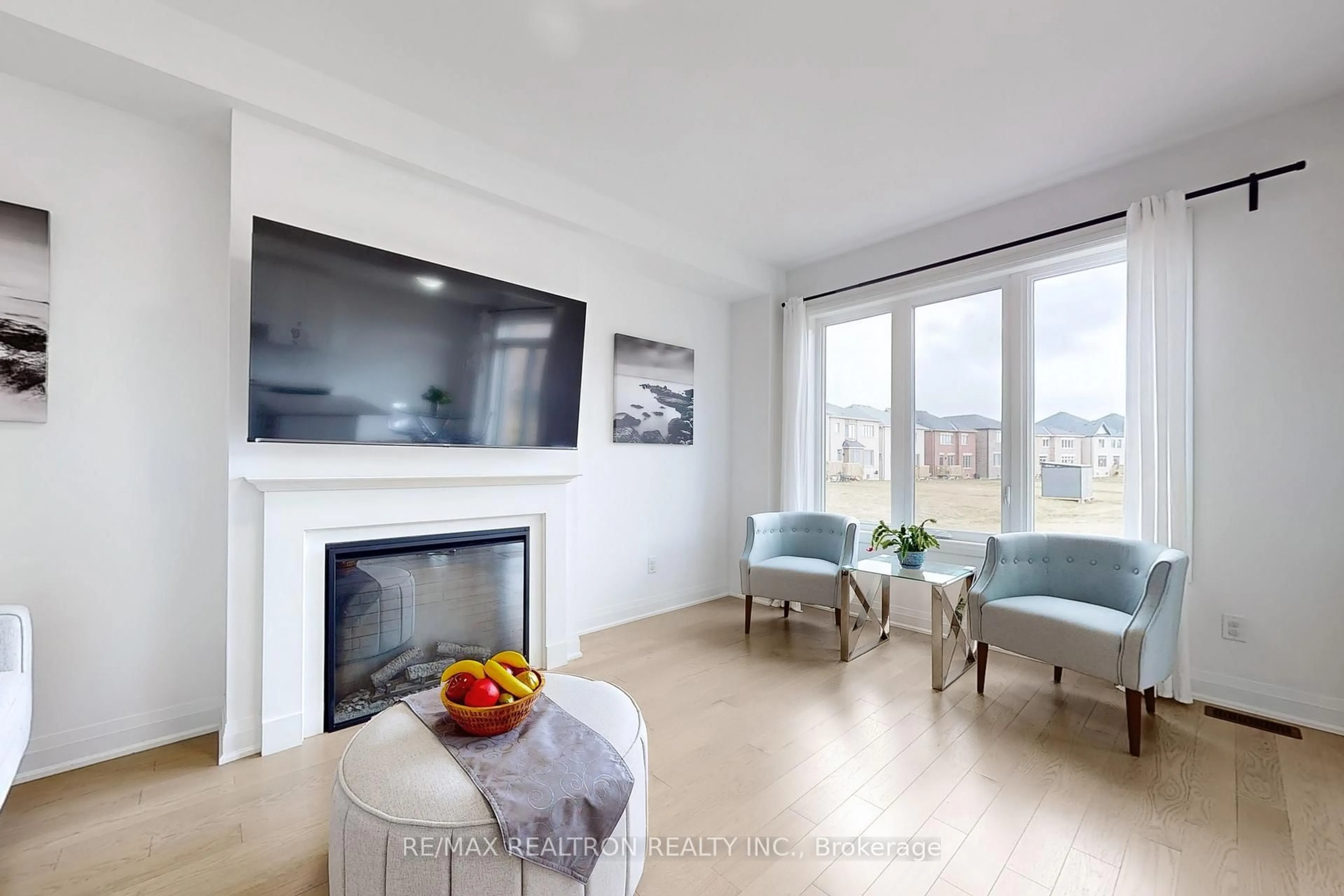 Living room with furniture, unknown for 168 Silk Twist Dr, East Gwillimbury Ontario L9N 0V7