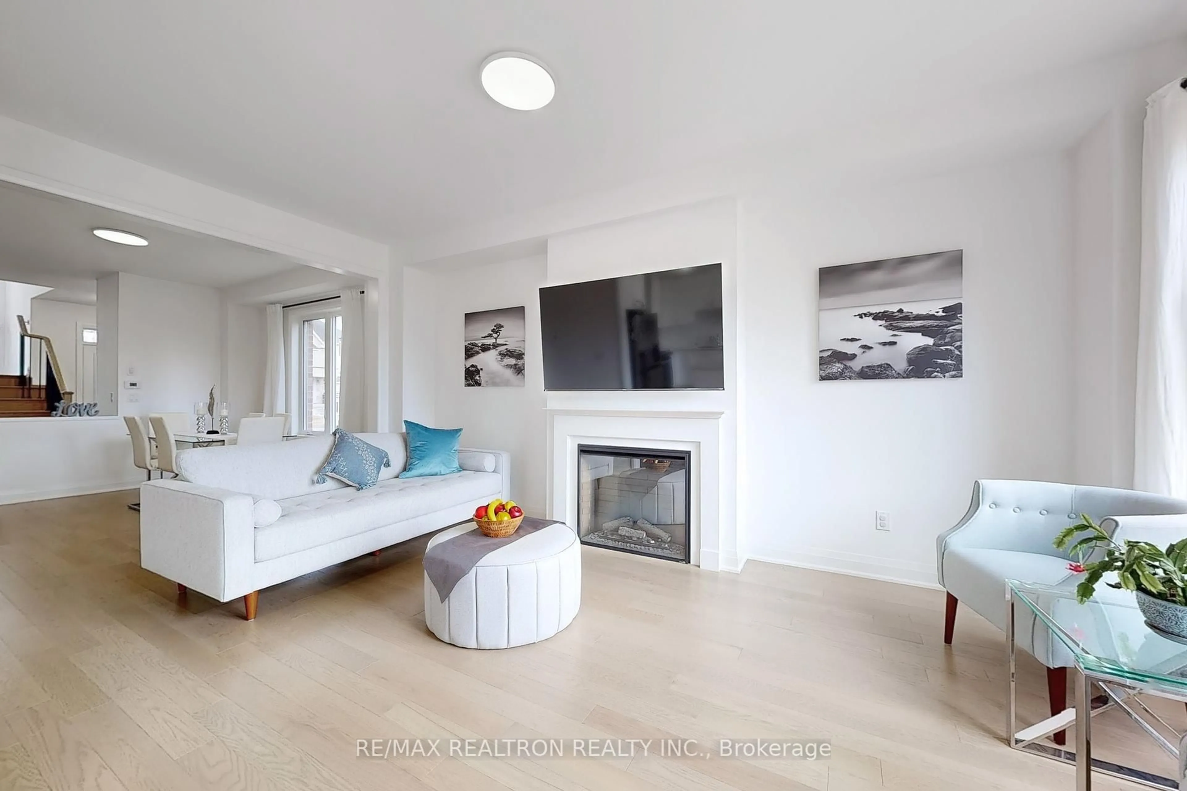 Living room with furniture, unknown for 168 Silk Twist Dr, East Gwillimbury Ontario L9N 0V7