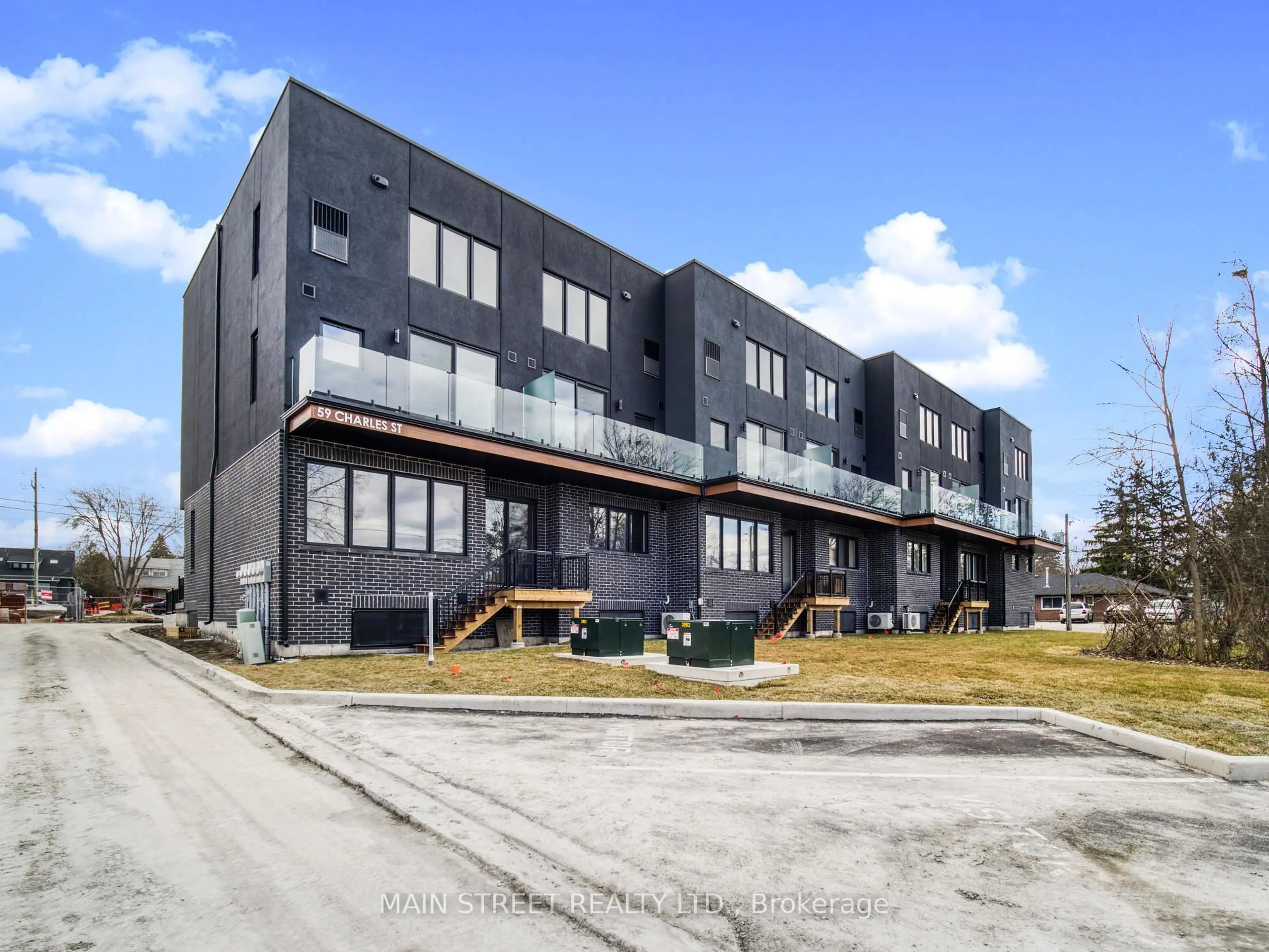 A pic from outside/outdoor area/front of a property/back of a property/a pic from drone, building for 59 Charles St #8, Newmarket Ontario L3Y 3V7