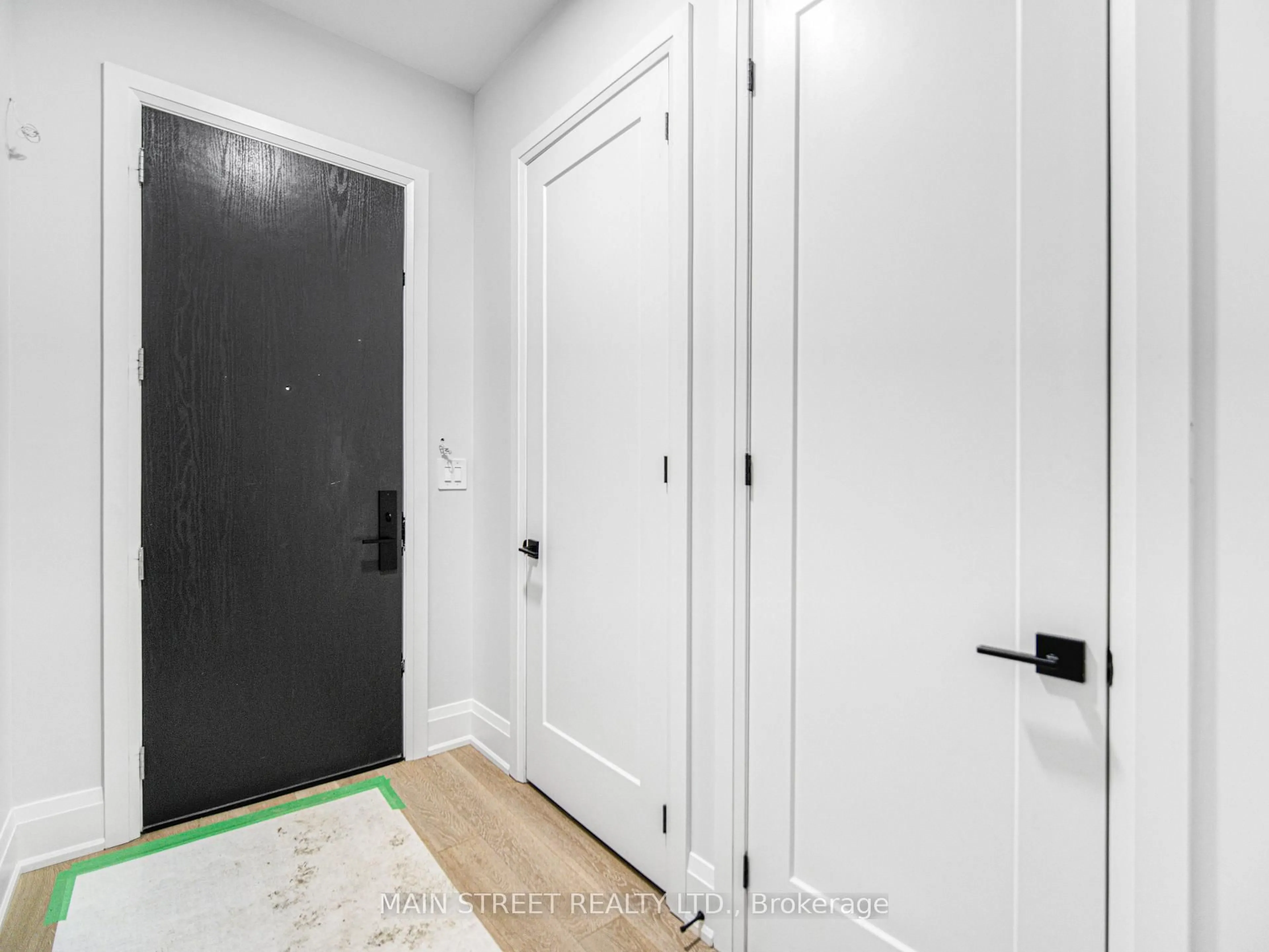 Indoor entryway for 59 Charles St #8, Newmarket Ontario L3Y 3V7