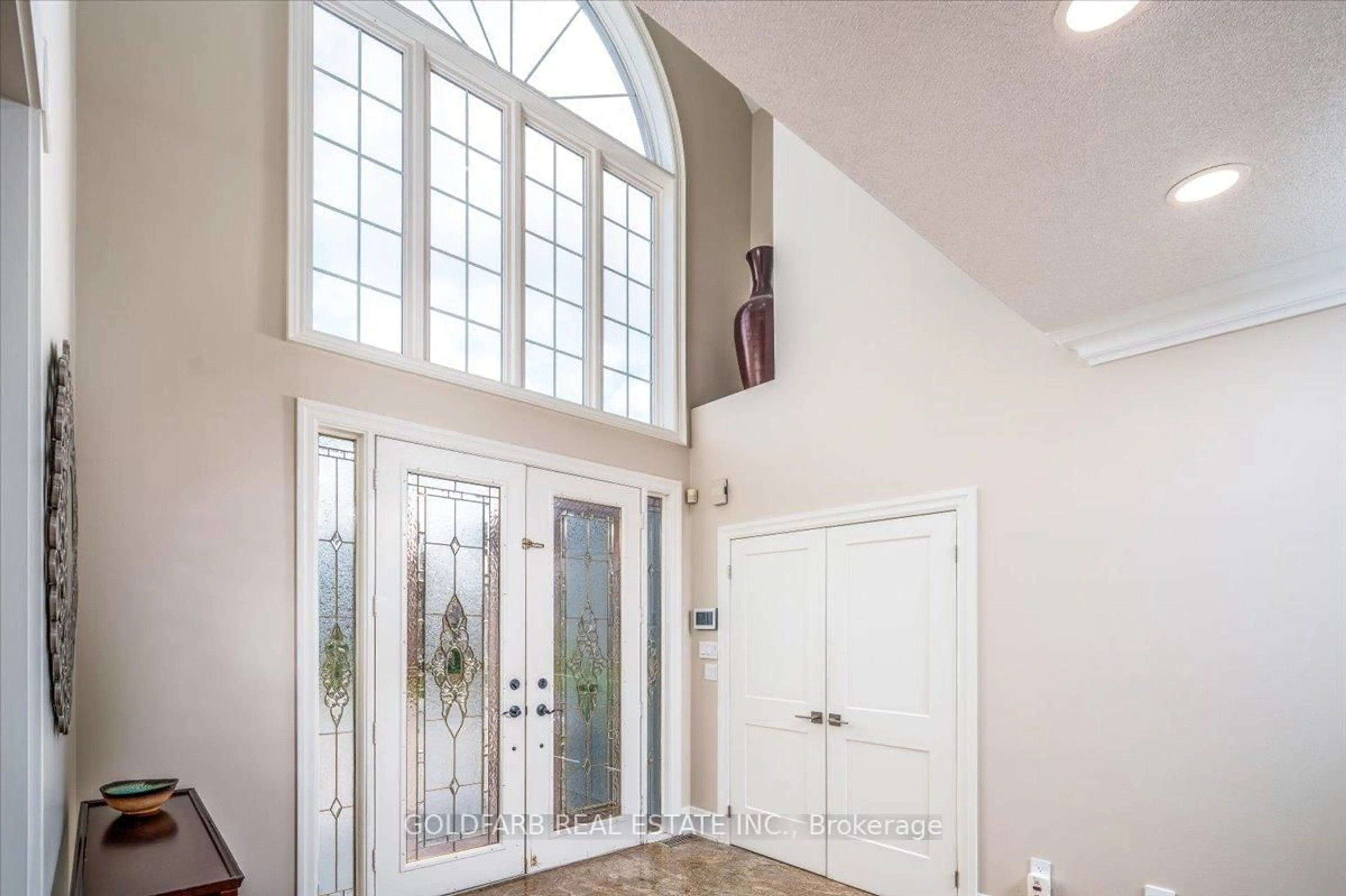 Indoor entryway for 215 Thomson Creek Blvd, Vaughan Ontario L4H 1H1