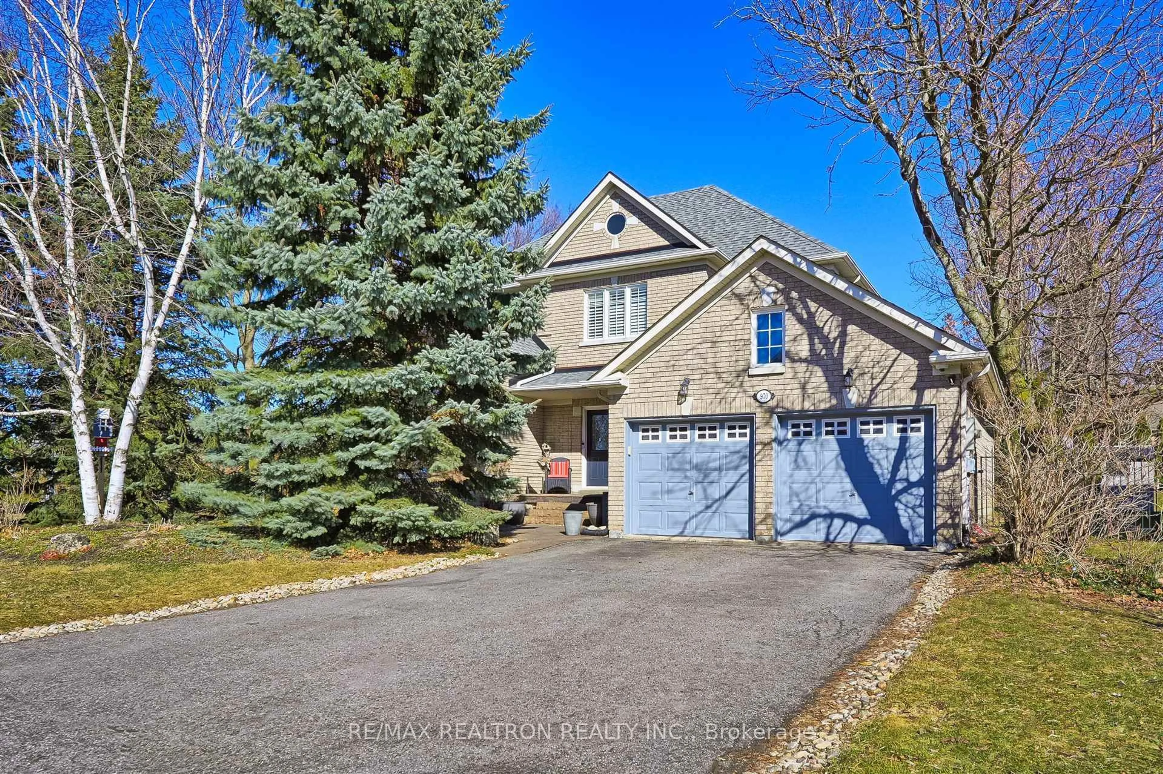 A pic from outside/outdoor area/front of a property/back of a property/a pic from drone, street for 970 Best Circ, Newmarket Ontario L3X 2K9