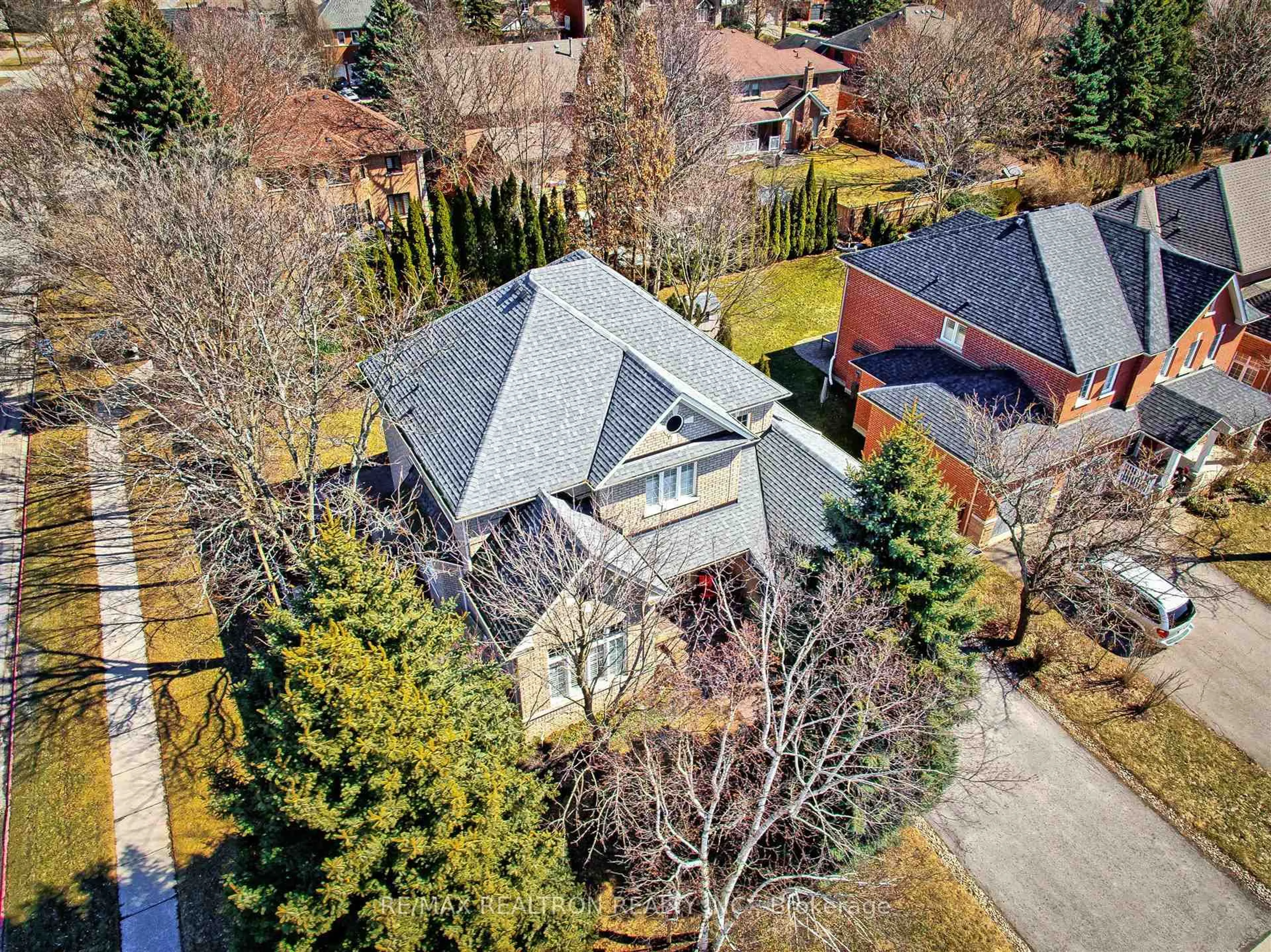 A pic from outside/outdoor area/front of a property/back of a property/a pic from drone, street for 970 Best Circ, Newmarket Ontario L3X 2K9