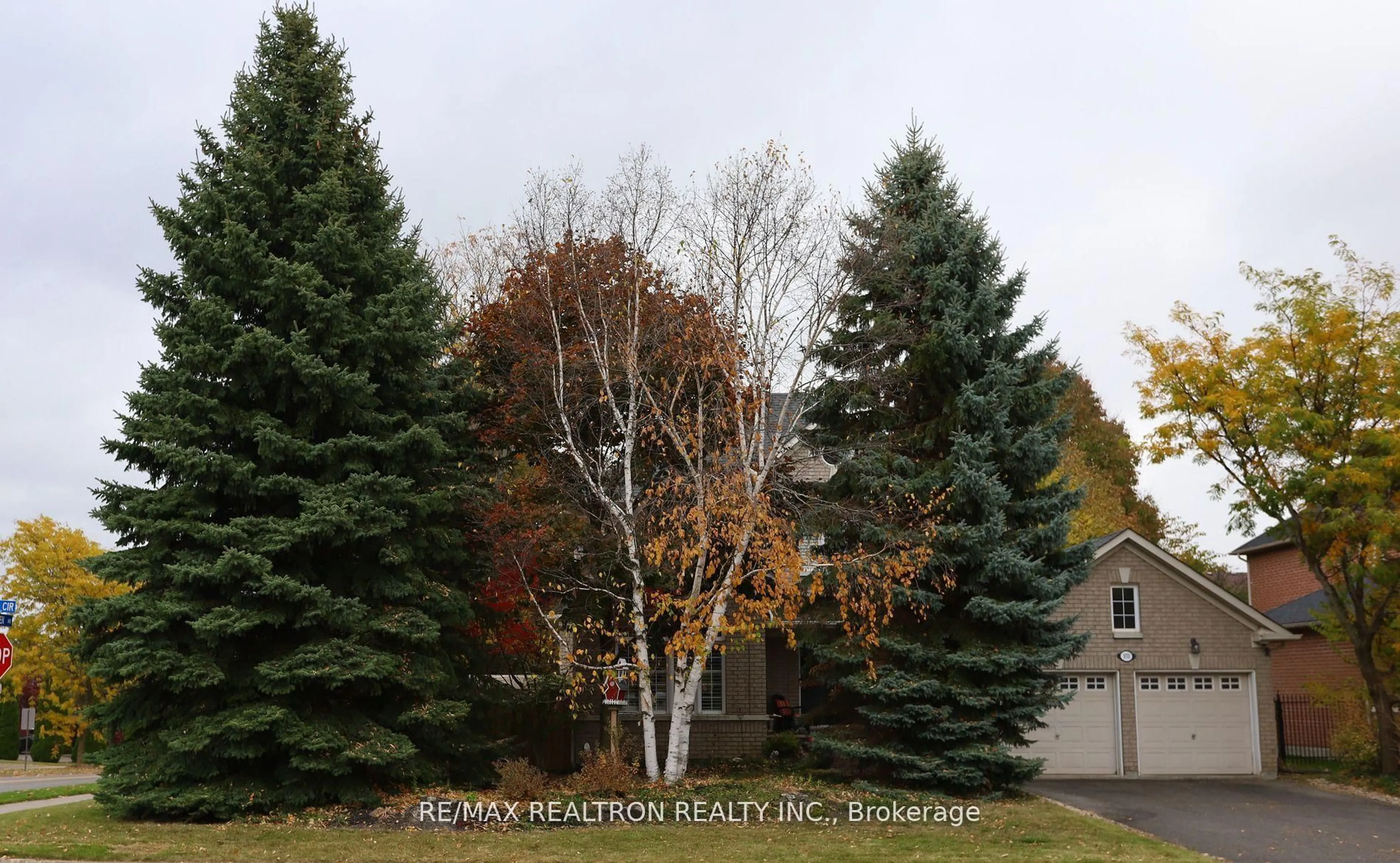 A pic from outside/outdoor area/front of a property/back of a property/a pic from drone, forest/trees view for 970 Best Circ, Newmarket Ontario L3X 2K9