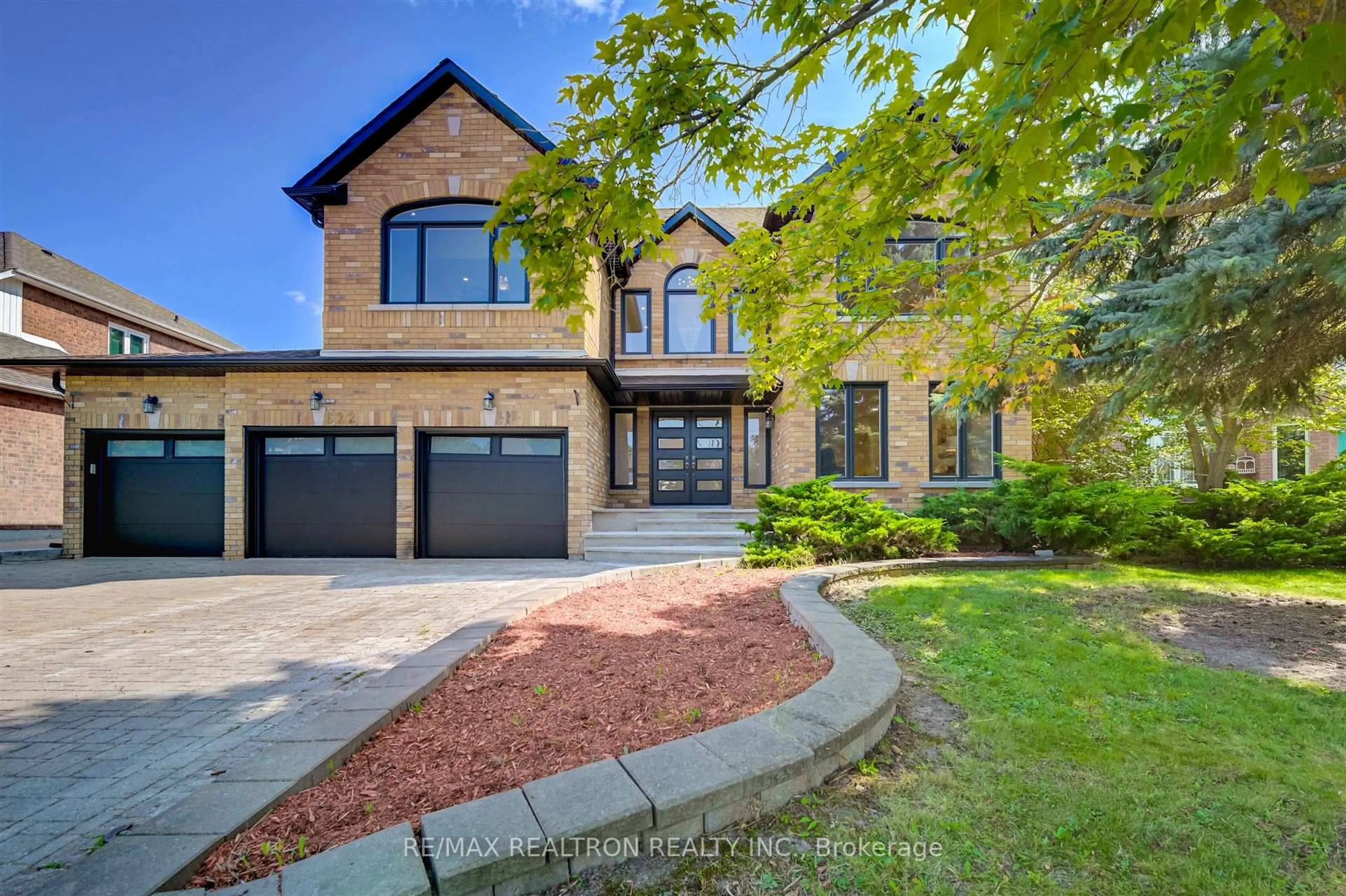 Home with brick exterior material, street for 622 Lyman Blvd, Newmarket Ontario L3X 1V9