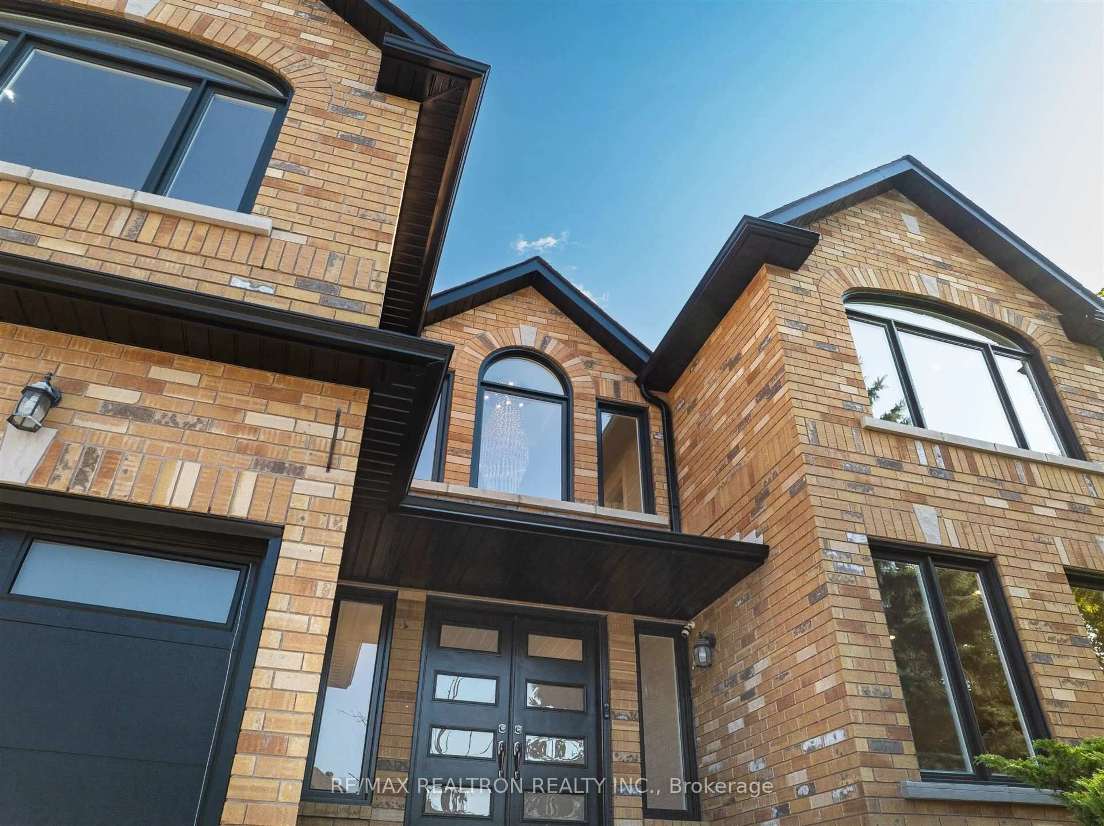 Home with brick exterior material, street for 622 Lyman Blvd, Newmarket Ontario L3X 1V9