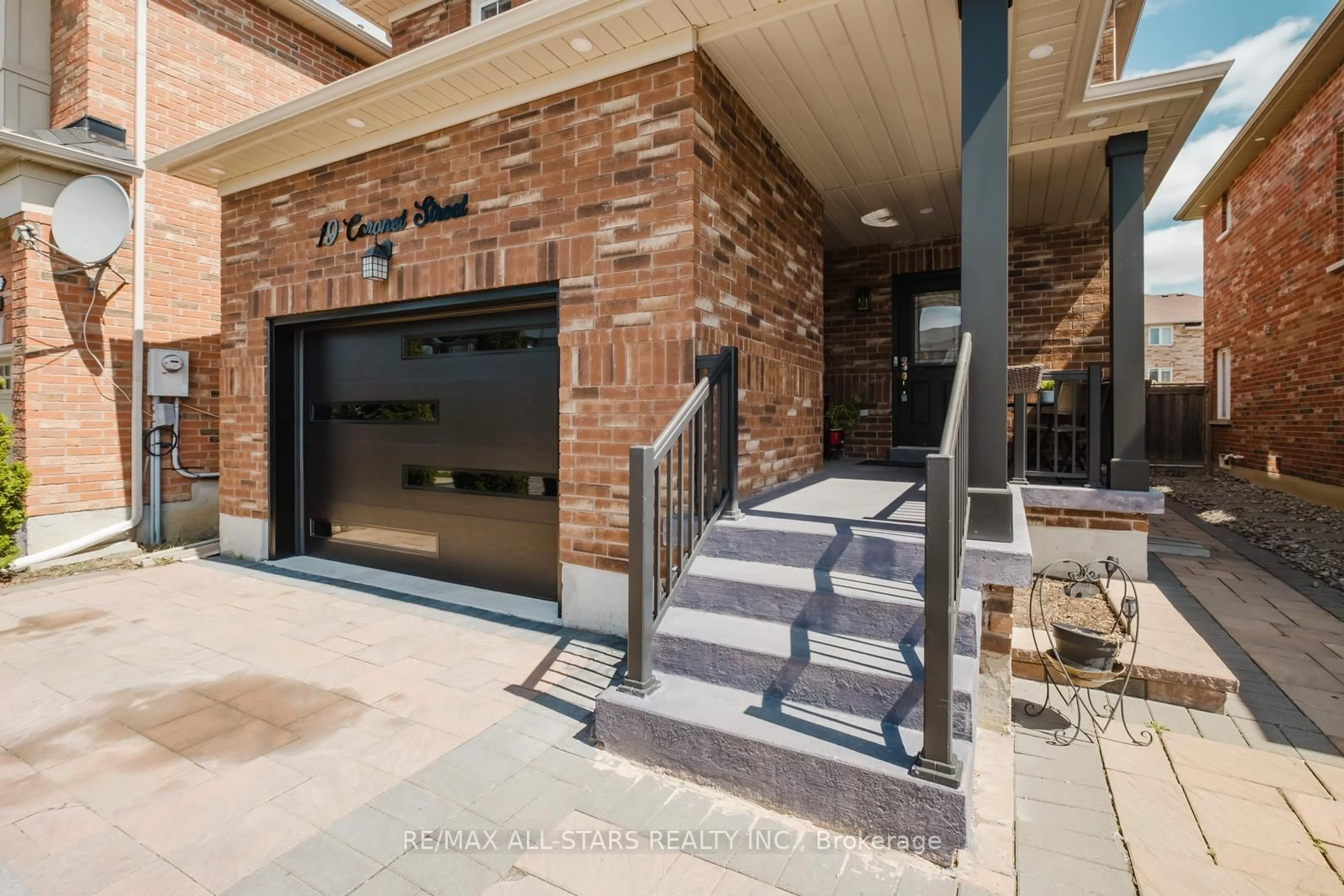 Indoor foyer for 19 Coronet St, Whitchurch-Stouffville Ontario L4A 0X8
